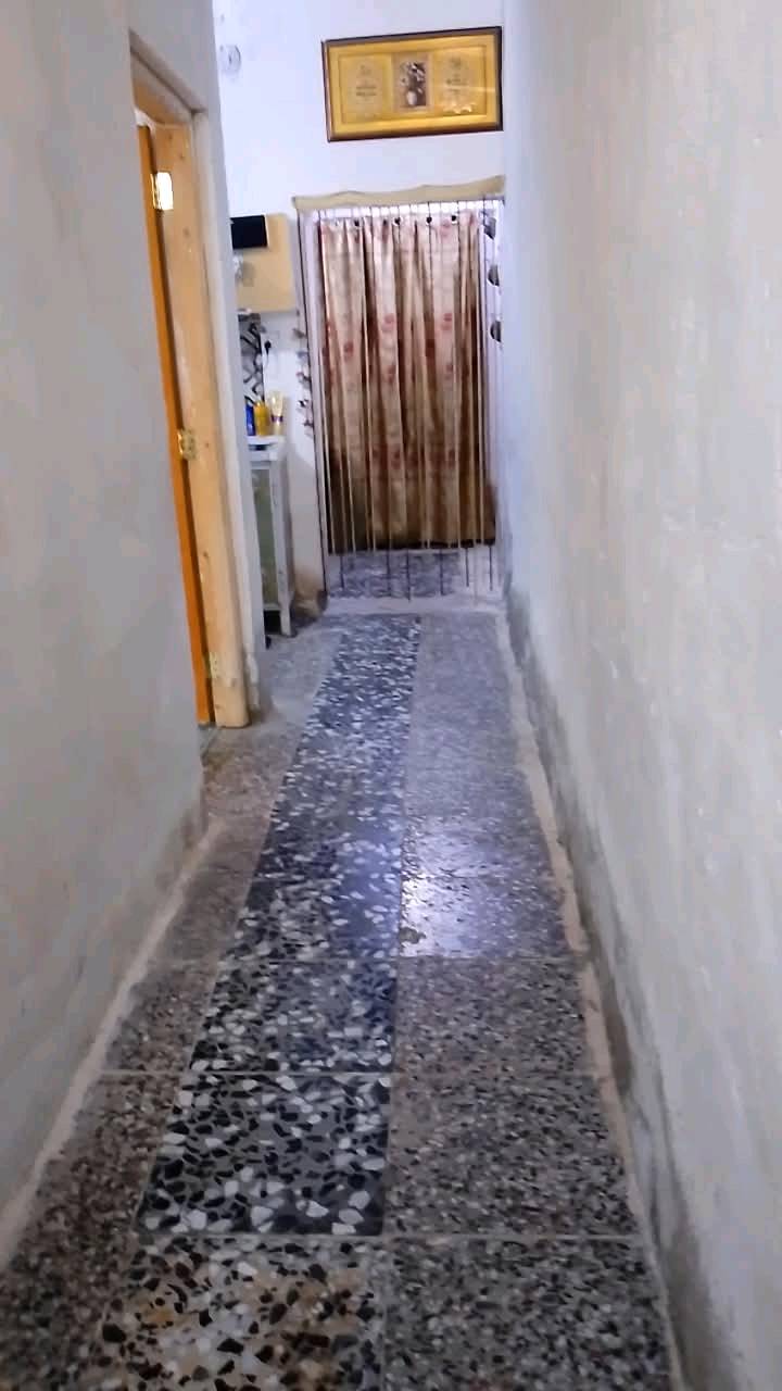سلام عليكم بيت للبيع مكان.. حي دجله بشارع ماعرض مجوهرات مال حي النصر... البيت سندويش...  البيت كامل بس عوزه ترميم خارج وبسيط.... البيت يعتوي على ماي خطين  وكهرباء خط وبي خط مال انترنيت... مستعجل على بيعته سعر البيت 29 وبي مجال بسيط...   رقم الهاتف *********** بي وتساب بس وبل  فيس متواجد هم.