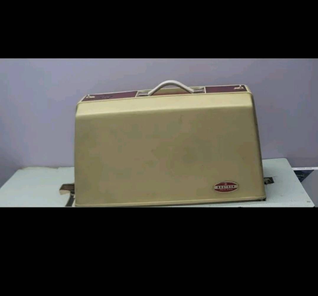 ماكنه خياطه الاصليه اليابانيه من ماركه BROTHER
( مستخدمه  و غير مصلحة ) السعر المطلوب 180 الف مع ميز خاص بها هديه للاستفسار الاتصال على هذا الرقم واتساب
***********
