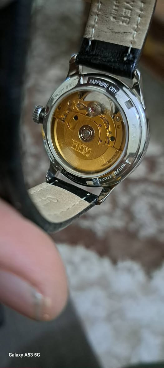 هذه النسخة هي In The Sphere of Silence Ladies' Coin Watch (النسخة النسائية المحدودة مع عملة ذهب صافي عيار 24 بحجم 0.5 غرام  الساعة جديدة تماماً (New Old Stock) مع علبتها، وشهادة الأصالة، ووثائق الشحن، والعملة الذهبية بحالة ممتازة،
السعر المطلوب (800)دولار
***********
