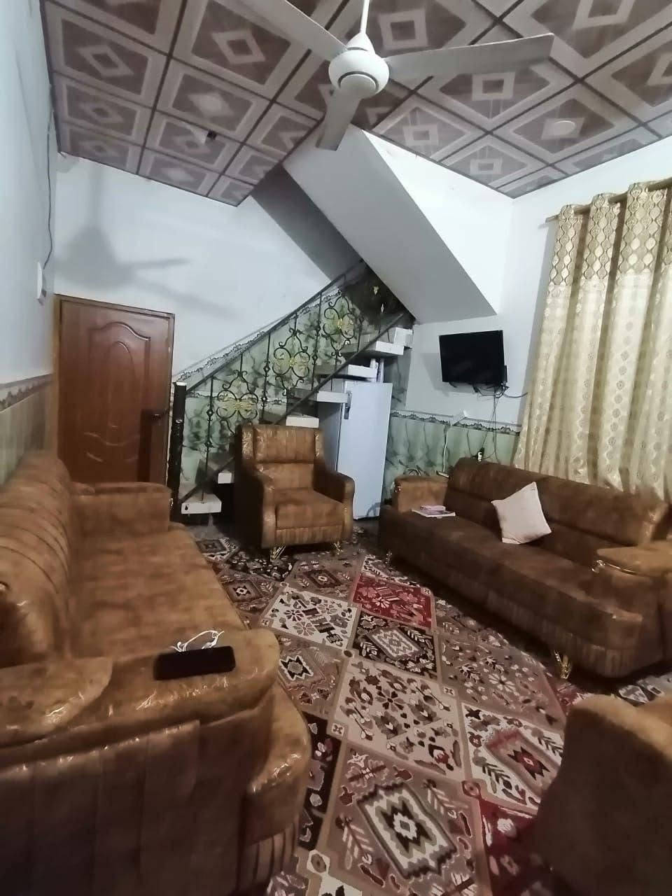 السلام عليكم
مناسب جدا طابقين 
 بيت 100م طابقين للبيع
حي النداء خلف مول بغداد 
موقع مرغوب خدمات كاملة 
سوك مدارس ماناقصة شي 
السعر 100 مع المجال
***********
