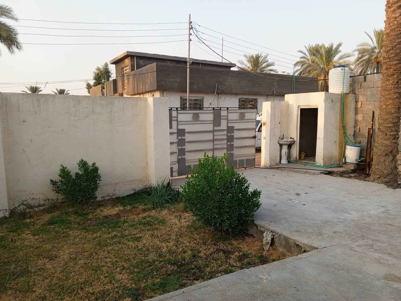 السلام عليكم قطعه بمساحه 400متر بوجهه 14.5ونزال 28تحتوي على دار مساحه 90متر شارع 7متر تبعد عن التبليط 150متر الموقع كربلاء المقدسة الحسينيه العطيشي منطقه ام ماشه قرب جامع الامام علي السعر 60 مليون وبيها مجال لطيبين ***********
***********واتساب
