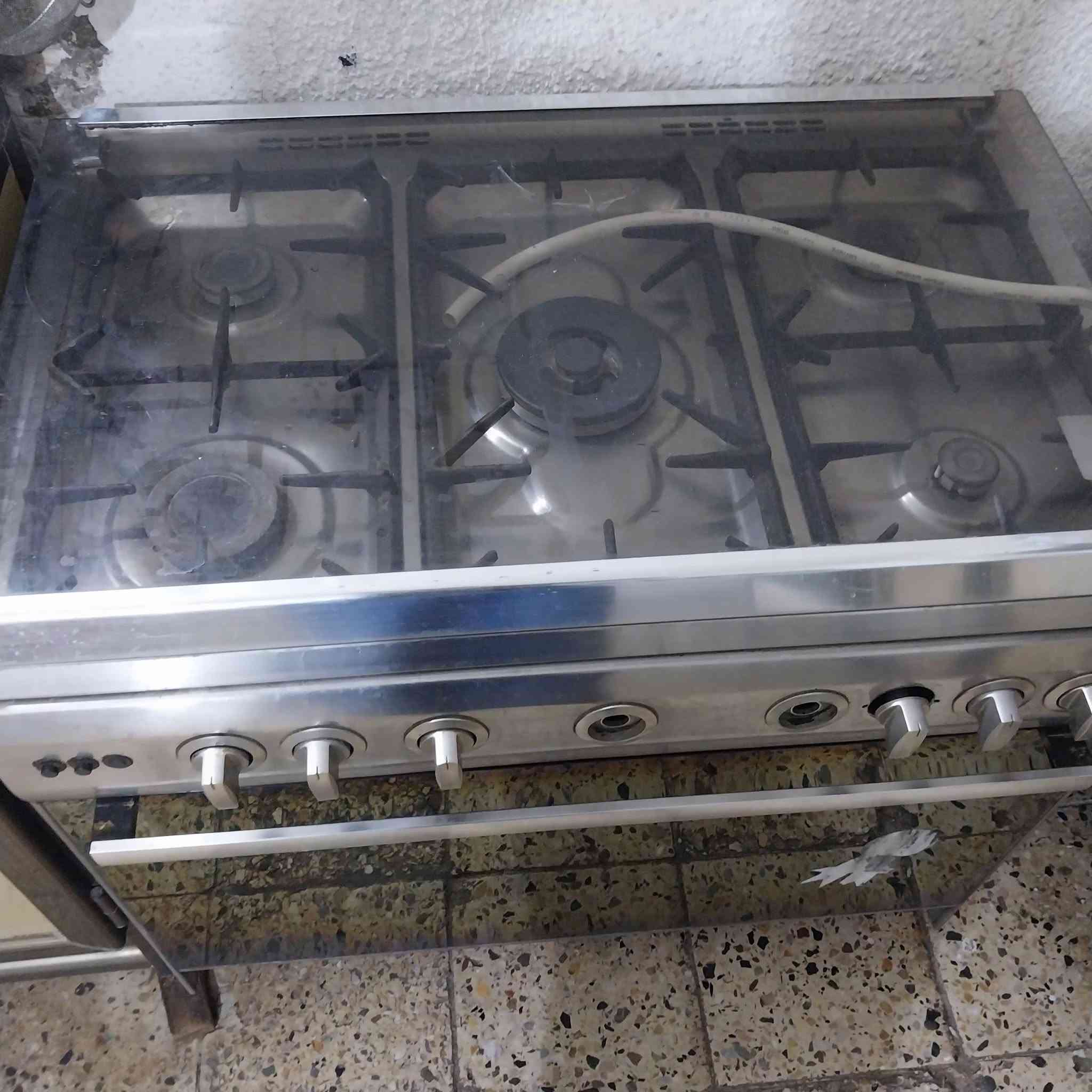 سلام عليكم عندي طباخ للبيع نظيف كلش بس مستعمل على فحص شغال يحب يتصل على هذا رقم *********** مكاني بغداد البياع شارع شهداء  صور طباخ هسه
