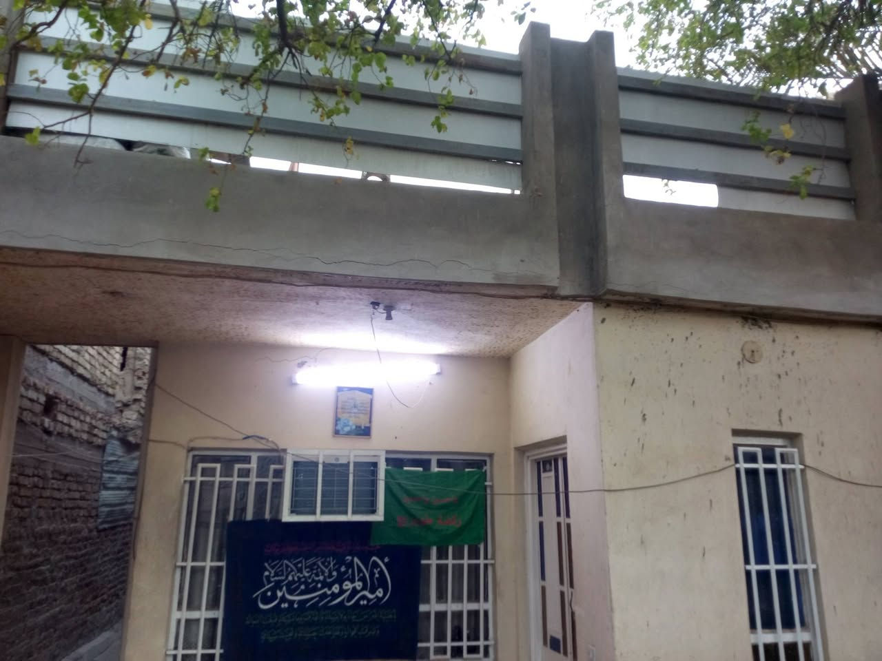 الدار للبيع المساحة200 الواجهة 10 النزال 20 للاستفسار الإتصال على الأرقام التالية *********** العنوان / الأمين الثانية قرب جامع موسى الكاظم عليه السلام
