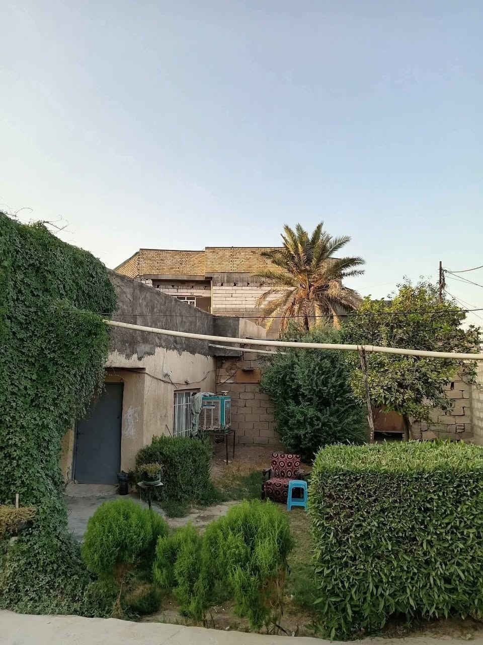 دار للـبيع المساحـة 630 م طابو صرف
واجهية البيت 20م 

ونزال البيت 33 م 

حي العمـال قرب المنحل و قرب مدرسة مندلي 

بناء البيت قديم و أعگاده 

تفاصيل البيت  : 

المضيف 4×8 

غرف نوم عدد 4 قياس 4×5 

الصالة 5×5 

المطبخ 5×4

وحديقة اماميه وجانبية وخلفيه والخلفيه قياسها 250م 

السـعر 140 مليون وبي مجال   . 

للاتصال ع الرقم ادناه  : 

***********
