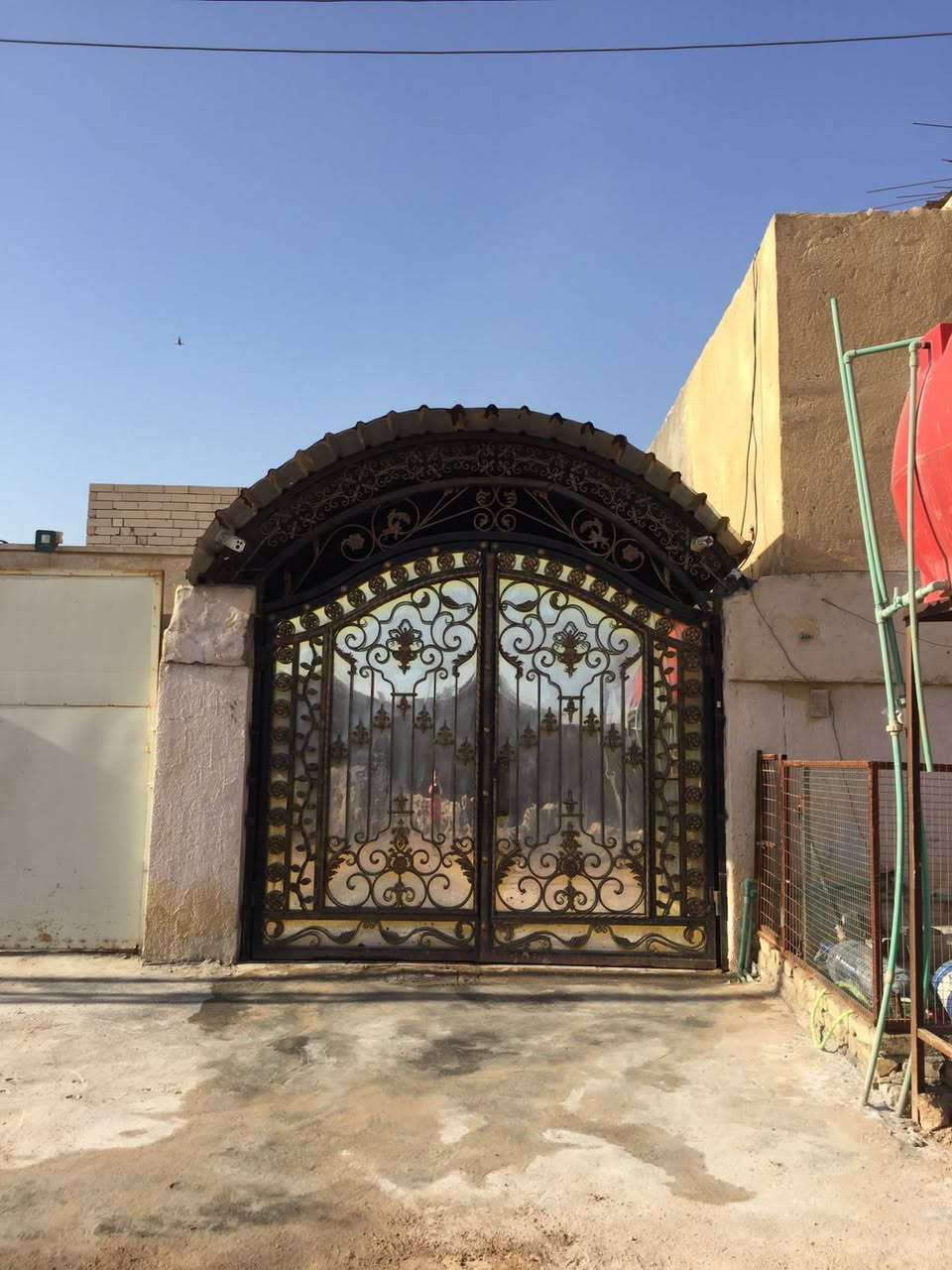 البيت مساحتة 137 يتكون من غرفتين منام و رالغرف مشاي و مخزن و صحيات ومطبخ واستقبل وكراج كبير واستقبال كبير العنوان ال 20 دار القديمة (البيت جاهز من كلشي وشغل درجة اولى) الصفر مقابل منطقة الكزيزة للاستفسار اتصل على الرقم *********** @الجميع
