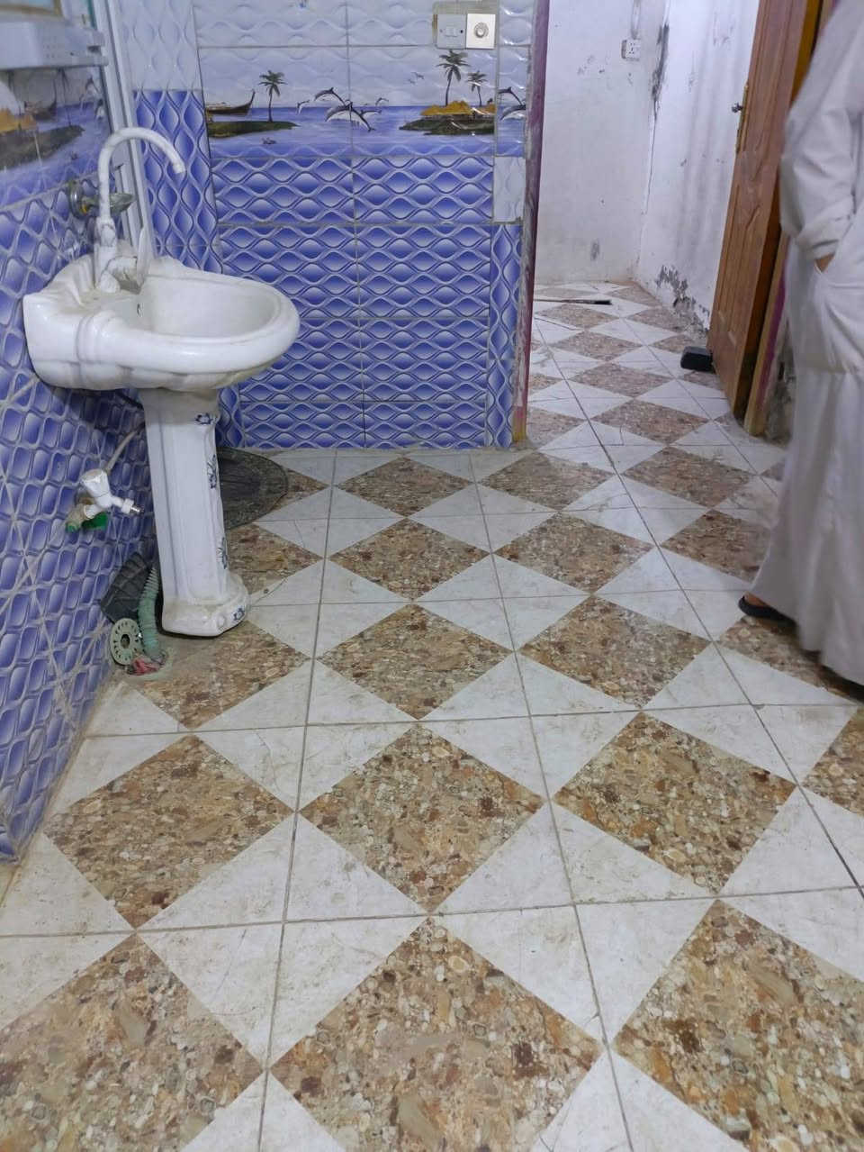 بيت للايجار في حي لمكرمة مكتب رشيد  موقعة كلش حلؤ يم لمدارس وقريب  علسوك لمسكف  وعلشارع لبيت 65 متر غرفة 6 مترات طولهة جبيرة كلش وصالة زغيرة ومطبخ  وصطح بي تخاريج اجارة 250  قفل للستفسار لاتصال علرقم هذا ***********
