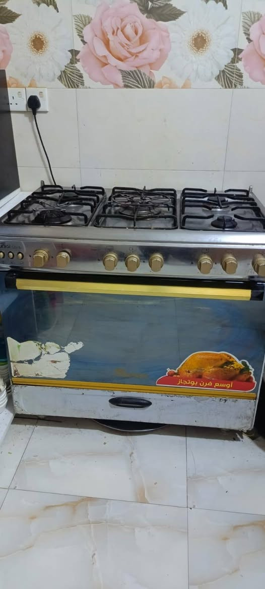 طباخ مصري الاصلي نضيف جدا اخو الجديد سعره ٣٠٠ وبي مجال
