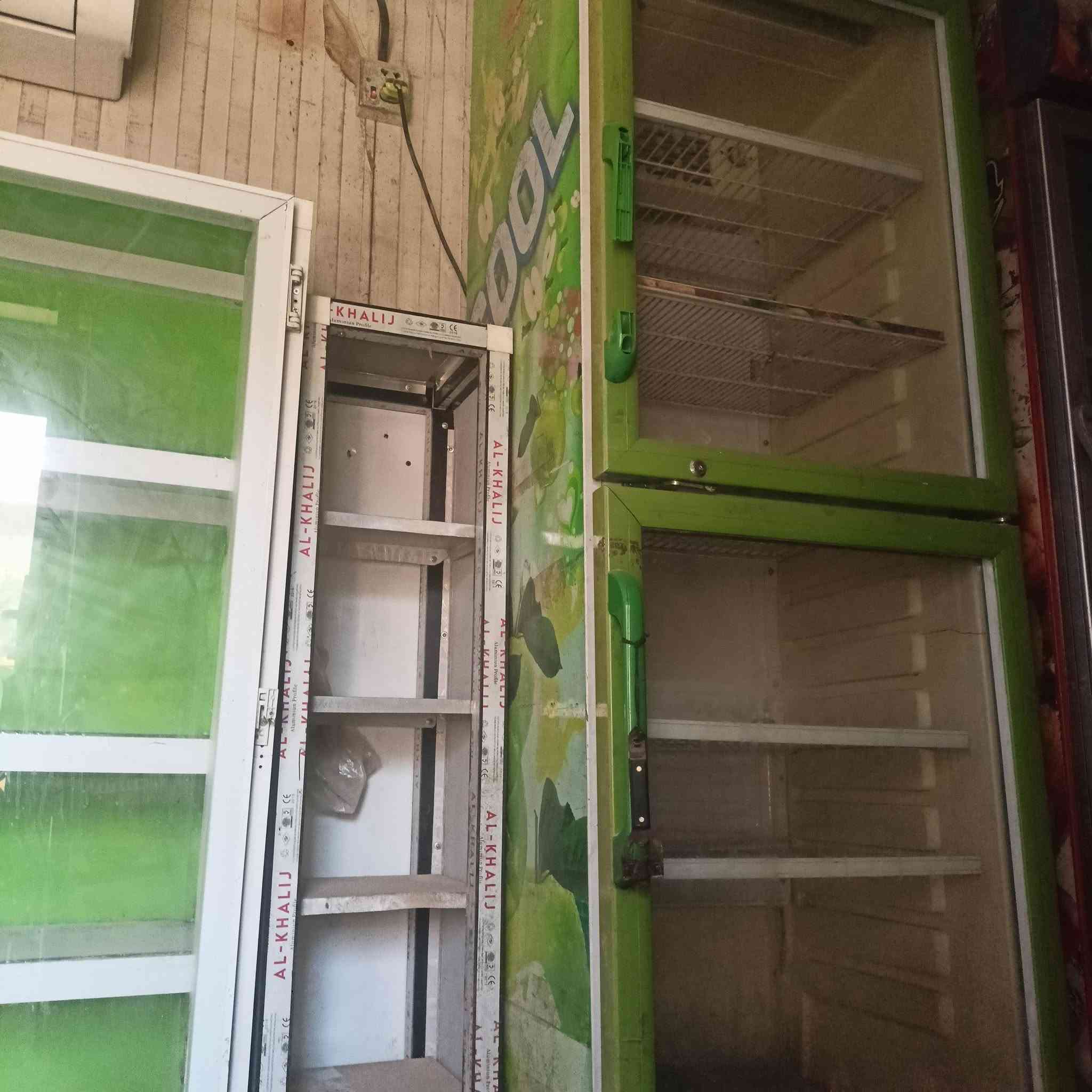 غراض محل للبيع متكامله بردات 2عمودي 1طرحي مال موطه رفوف فاترينات 4القياس العرض مترونص الرتفا ع 2متر 
+ميز مال مخضر+رفوف خشب 2+رف ألمنيوم هوه وبيبانه كاملات+ميزان/ المحل بنزله)علمن المحل معروض لليجار الي يئجر يشتري الغراض ***********
