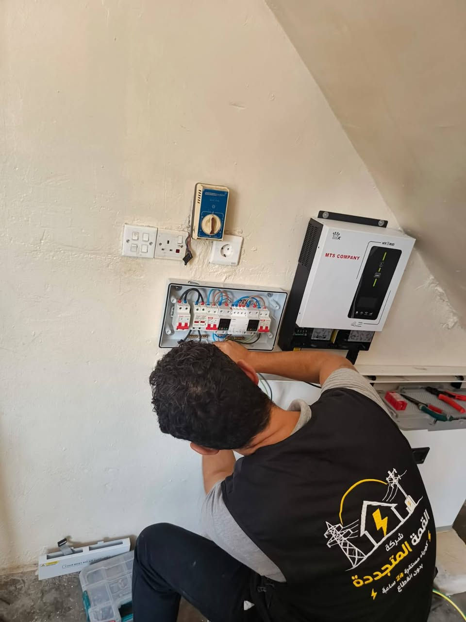 📖 بسم الله الرحمن الرحيم 📖

🚚 شركة القمة المتجددة للطاقة الشمسية 🚚

📅 التاريخ: 25/8/2026

☀️ تم بحمد الله وعونه تنصيب منظومة طاقة شمسية متكاملة

📍 الموقع: محافظة صلاح الدين – قضاء الطوز – قرية جرداغلي
👤 للأخ: أحمد هجران جرداغلي

━━━━━━━━━━━━━━

🔋 مواصفات المنظومة

☀️ القدرة النهارية: 10 أمبير
🌙 القدرة الليلية: 8 أمبير

🔆 الألواح الشمسية:
▪️ 5 ألواح Jinko
▪️ قدرة اللوح: 620 واط
▪️ ضمان 15 سنة

🔋 البطاريات:
▪️ ليثيوم BYD
▪️ السعة: 7.5 كيلوواط
▪️ استبدال لمدة 3 سنوات

⚡ الإنفرتر:
▪️ MTS
▪️ القدرة: 4.2 كيلوواط
▪️ ضمان سنة واحدة
⚡ كهرباء مستقرة وطاقة طوال اليوم

🔥 لمعرفة السعر اكتب (تم) وسيصلك السعر على الخاص

━━━━━━━━━━━━━

📞 للاستفسار والاتصال:

🏢 المكتب: ***********
📱 المبيعات: ***********

📍 زورونا في مقر شركة القمة المتجددة
طوز – شارع الإمام أحمد (ع) – قرب ماركت عمو طلعت

القمة المتجددة
🔷 ثقة • خبرة • استمرارية
