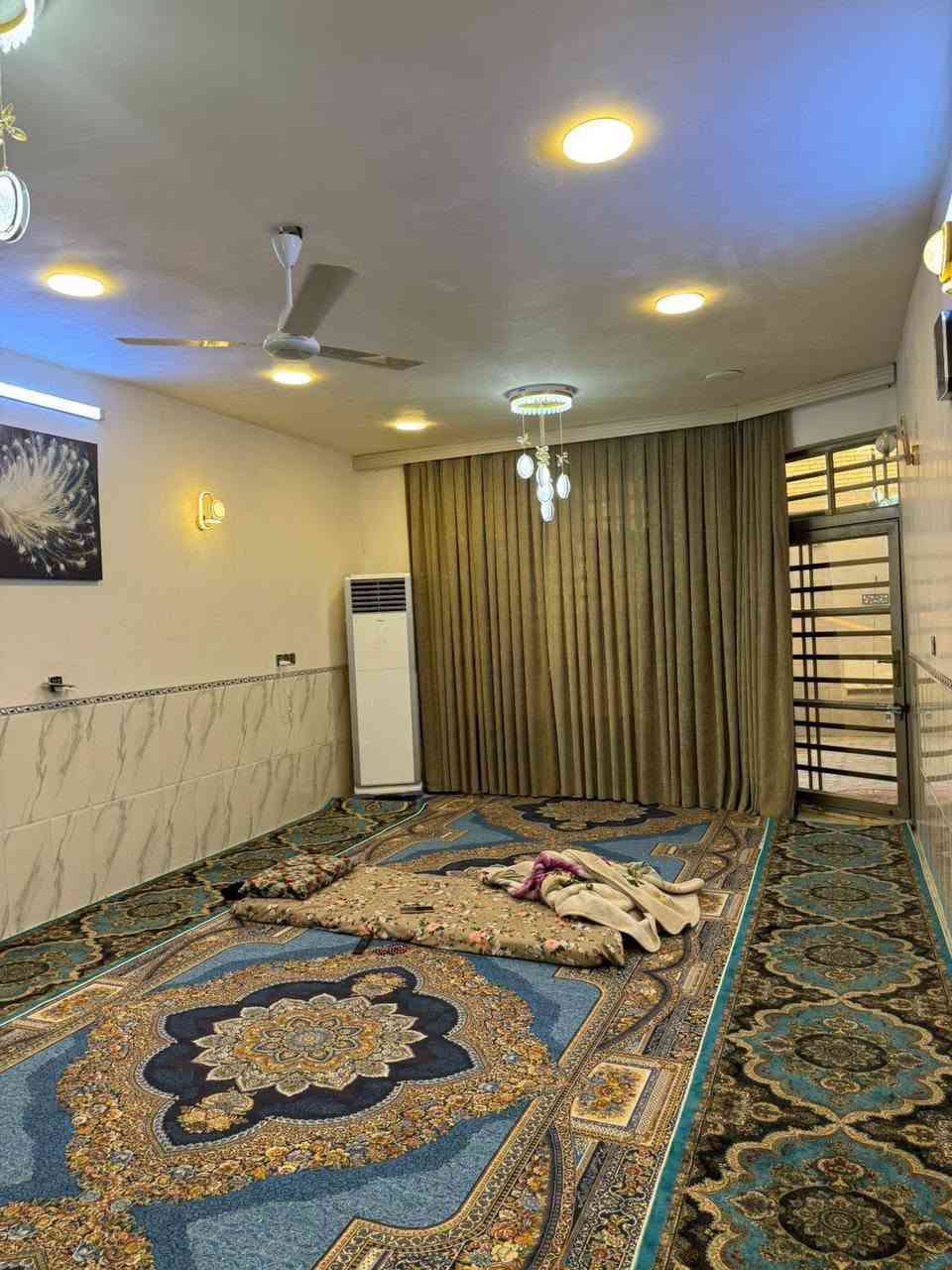 بيت للبيع مساحه ٢٠٠متر بشارع ابو موسى 
يحتوي على غرفتين حمامات ٢استقبال حولي مطبخ بناء حديث خدمات كاملة للتواصل ***********واتساب
بيت العمر للعقار
