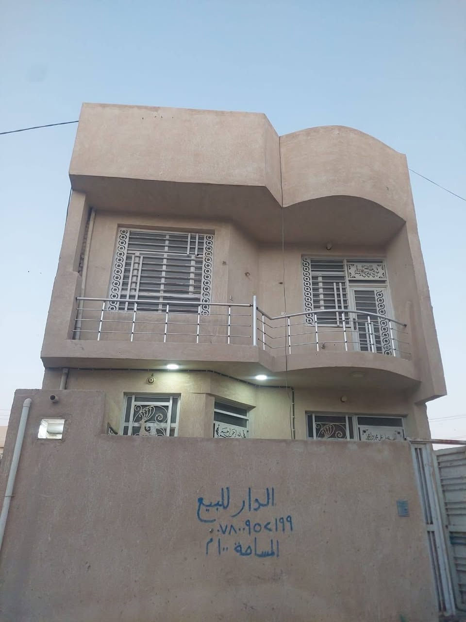 بيت للبيع 
كربلاء _ حي الحوراء _ شارع كربلاء بغداد مقابل عمود ٣٧ 
بناء حديث غير مسكون فقط بأيام الزيارة المساحه ١٠٠ متر بأسمي طابقين  يحتوي على استقبال وصاله عدد٢ ومطبخ و غرفة نوم عدد ٤ وصحيات ٣ بناء درجه اولى طابوق جمهوري متوفر جميع الخدمات ماء وكهرباء وخط مولد و شبكت صرف صحي على الشبكة الرئيسية تبليط لباب الدار 
للاستفسار الاتصال على الرقم ***********
