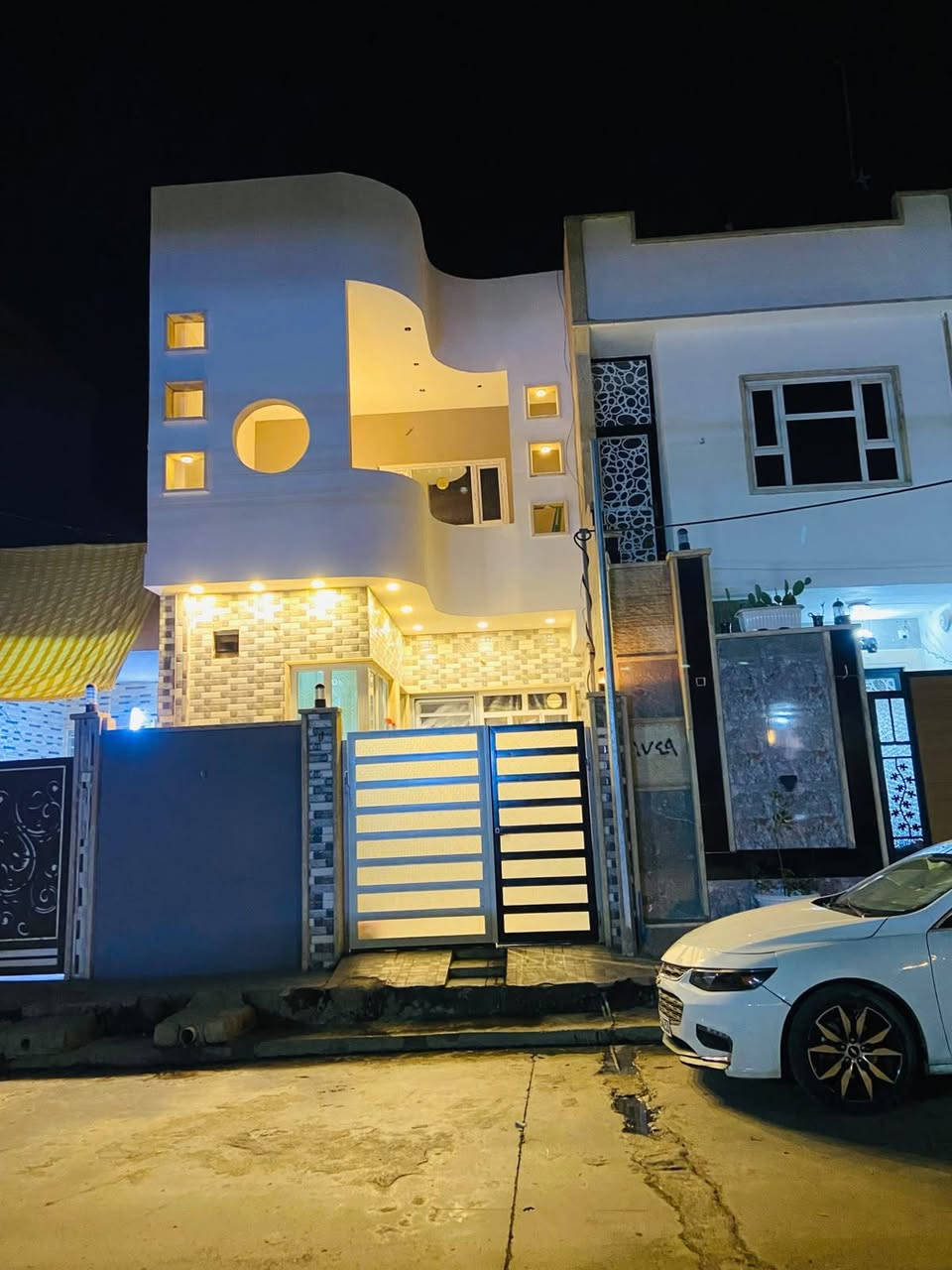 عقار للبيع 🏡فول خدمات (تبليط+كهرب+ماء+مدارس+اسواق)
1.الموقع: حي الوحده (جمعيه ام الربيعين) خلف مدرسه الوحده بأاربع افرع 

2.المساحه؛: 110م/5×21.5.(اتجاه شمال غرب) 

3.عدد طوابق: طابق ونص (نصف طابق الاعلى يحتاج جص+كاشي) حسبة 3مليون تقريبا

4.عدد غرف: 2غرفه 5×5و5×4مع سويت 

5.صحيات: عدد2 شرقي خارج البيت +2حمام و3مغسل
 
6.ارضيه بورسلين +سيراميك فتل ارتفاع متر ونصف 

7.نوع البناء.. خارطه درجه اولى. درج دوار 
8.نوع العقار: وصل جمعيه مسجل كامل 
9. عدد اسطح: 2 ناصي +عالي+بلكونه
10.هول كبير 5×4م. وطابق الثاني هول ايضا 5×5
11.واجهه سيراميك 
12.كوبنات حلان 
13.جامات +ابواب بلاستيك 
14.شارع 10م

15.السعر 105قابل لتفاوض يرهم مقدمة80مليون 
والباقي مليون باالشهر 
رجاءا الماشراي لايتصل  
☎️☎️للاستفسار الاتصال على 
***********اسيا
***********كورك
