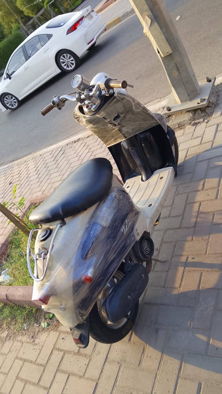 سلام عليكم من رخصت ادمن
كلاسك عبد الحليم دراجه كاملة مكمله 
كهربائيات اشاير لايت كفرات كلش نضيفة 
قفل جوزة قفل صندوق دراجه مال بيت استخدام قليل 
سرعه 60 كلش حلوة مرتبة فقط ماشة يرادلها سعرها 15 الف الباقي كلشي مابيها شغل واطلع /العنوان بغداد شقق زيونه 
السعر 250 /الشراي يدخل خاص او يتصل /***********
