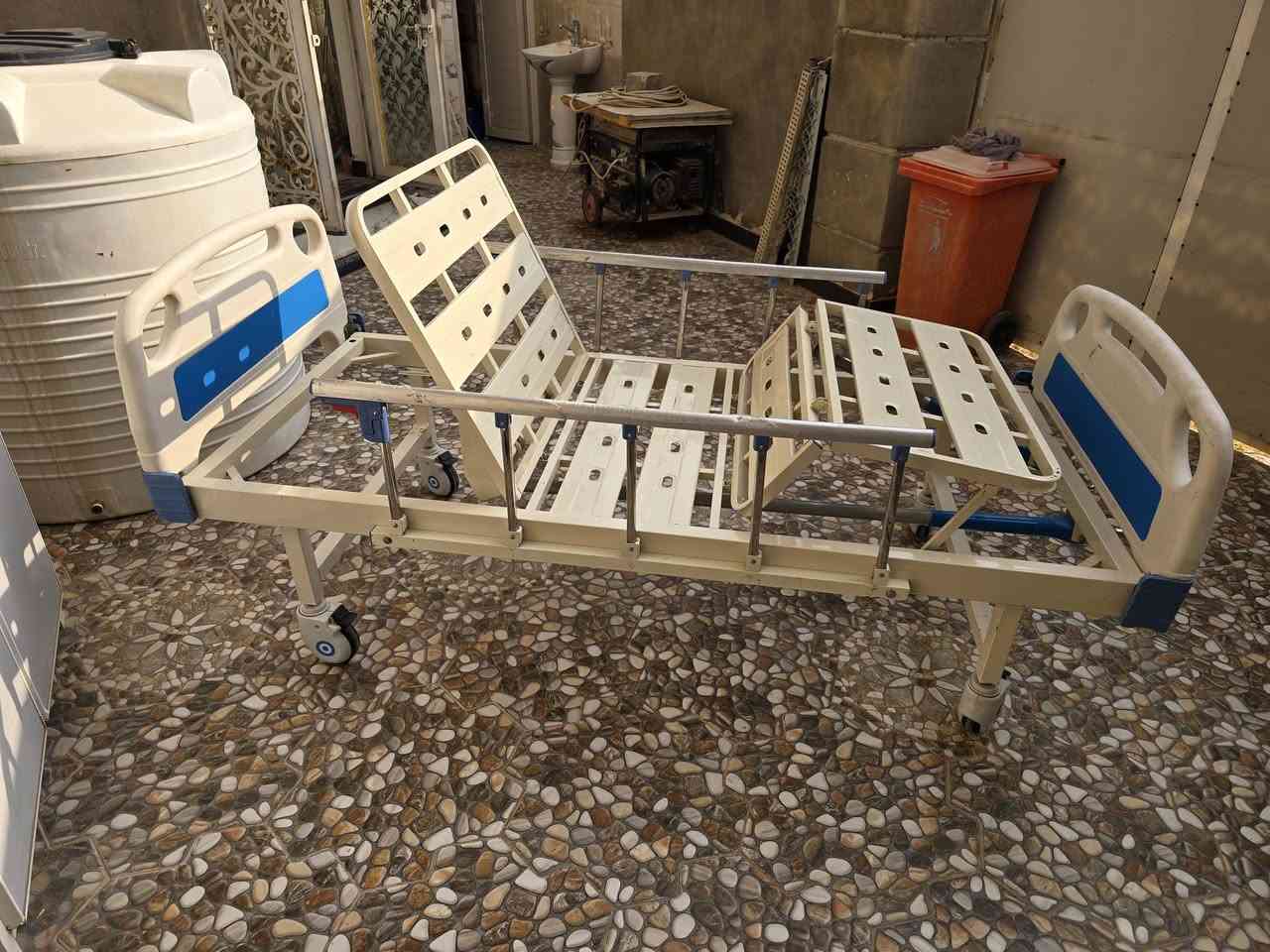 سرير طبي • ضهر وقدم • بحاله جديده