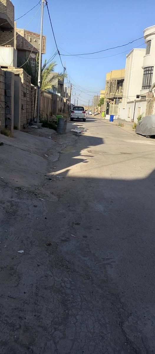 السلام عليكم مشتمل الجغيفي الثانيه قرب جامع الذكر الحكيم وقريب عليه المدارس الابتدائيه بنات وولد وثانوية بنات  المساحه 125 متر طابو زراعي ارض بجر مو دفن طابقين بناء بلوك الارضي كامل والطابق الثاني  عظم المشتمل سند بسمي الواجهه 6 وربع و النزال  20  الشارع 10 ومقابيله ماكو بيت هم شارع عشره نافذ ع شارع 12 مكانه مميز  داخل البيت حزام سيراميك و الارضية  هم سيراميك برهم بيع وهم يرهم مراوس السعر 75 قابل للتفاوض  ادخل وشوف للتفاصيل اكثر ع الخاص والا رقام التاليه *********** و ***********
