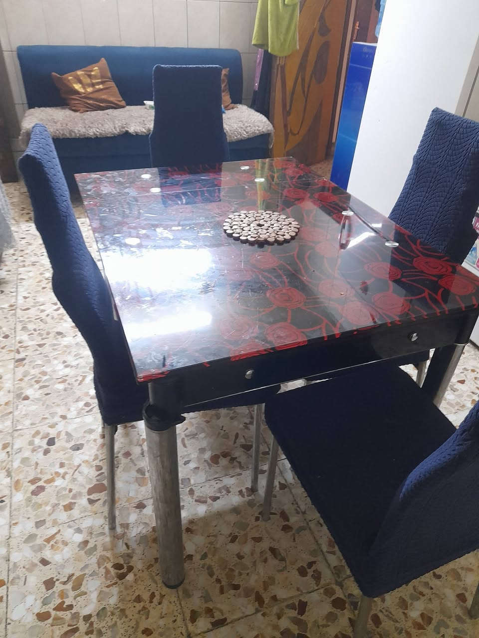 ميز طعام يتكبر ويتصغر مع اربع كراسي بسعر ٦٠ طالبيه ***********
