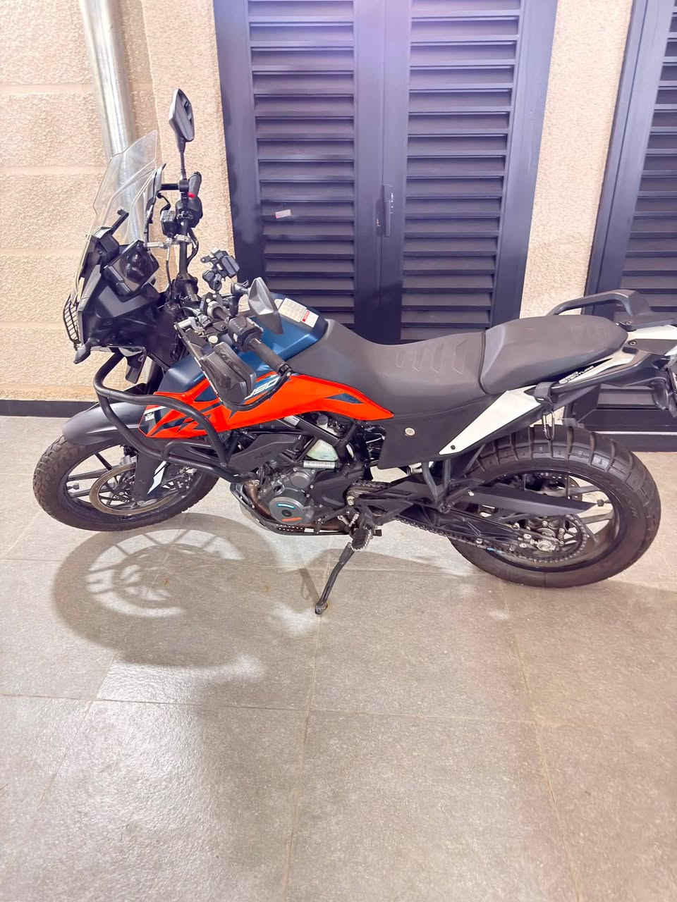 السلام عليكم اخواني 

دراجة ktm 390 adv
غنية عن التعريف 
عليها تزويد كامل 
جامة امامة 
كفر لايت امامي 
ستاند موبايل اصلي وكالة 
هاند بار مال ادرفنجر
عليها كذلك درع مثل ما موضح 
رافع البطيخة حماية للدبل الخلفي
كل تبديلات الدهن بالوكالة 
نوع البانزين سوبر اخلي 
الدراجة ماشية حاليا 6000 كم فقط 
السعر المطلوب 7000000 مليون دينار فقط 
الدراجة لازالت باسم الشركة يعني التحويل جدا سهل

غير متواجد على الفيس او الماسنجر 

للاتصال ***********

مكاني بغداد الجديدة
