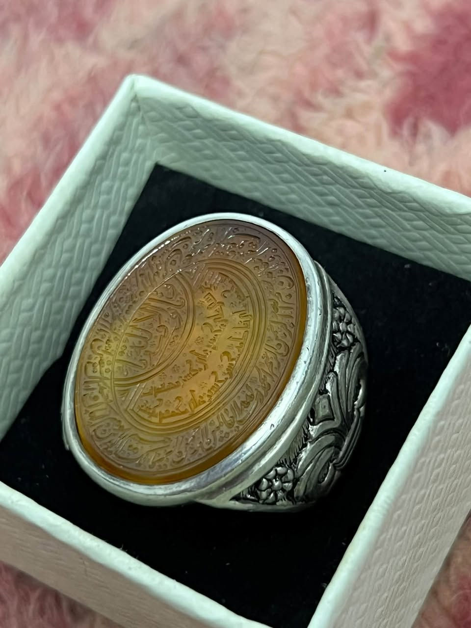 💠خاتم من العقيق اليماني المزعفر الزجاجي الطبيعي النادر 
🪬منقوش بخط يدوي سورة الفاتحة المباركة وبالمنتصف وماتوفيقي الابالله وبالوسط أسماء الائمة المعصومين ع 
🖍️أمضاء وخط الأستاذ الكبير ( رفيع) 
💍صياغة يدوية فاخرة بالكامل بيد المبدع ( صادق الطائي) 
💠فضة ثقيلة وفضة عيار
***********

نص مكتوب في الصور:
- 1/3
- 3/3