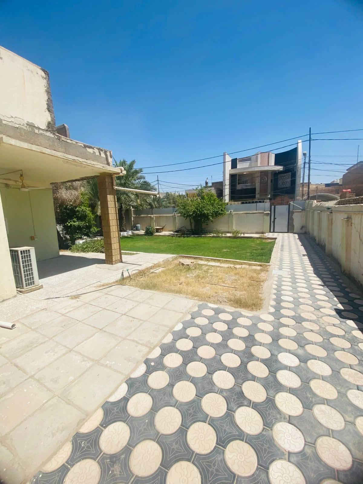 بيت للايجار في حي الغدير يحتوي على اثنين غرف نوم وصاله ومطبخ وصحيات وحديقه 

للستفسار الاتصار على الرقم :***********
