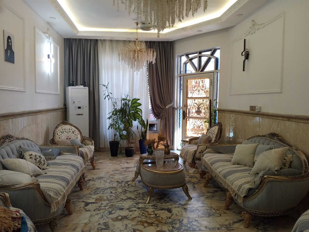 سلام عليكم 
بيت للبيع طابو صرف مساحه 200 متر واجه 10 نزال 20 
عنوان البيت بغداد كوريش قرب علوه الرشيد جوه قوس بغداد على خط سريع موقم مميز استفسار اتصال ***********
