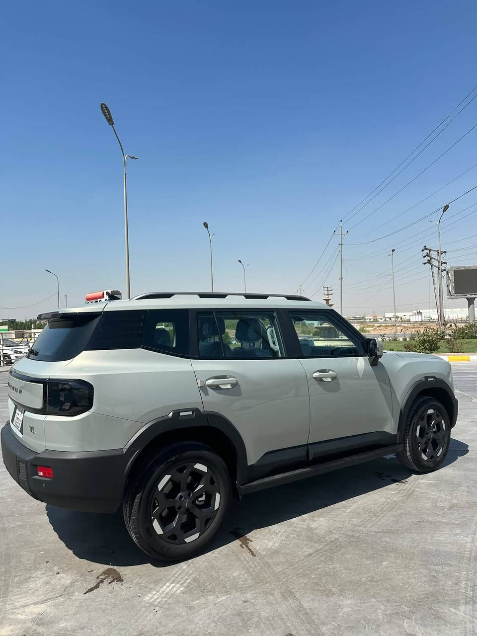 – JETOUR T1 2026  -     فئة Comfort 2.0L 8AT
•   🛣️  المسافة المقطوعة   1700 قابل للزياده

------------------------------------------------------------

✅ المواصفات :

• القير: 8 سرعات أوتوماتيكية 8AT
• نظام الدفع: دفع أمامي
• القوة الحصانية: 254 حصان
• العزم: 390 نيوتن.م
• استهلاك الوقود: 8.1 لتر لكل 100 كم
• كاميرات محيطية 360°
• نظام مراقبة النقطة العمياء
• حساسات اصطفاف كاملة
• نظام المراعي للوقوف الأوتوماتيكي (Autohold)
• نظام التحكم بنزول المنحدرات
• نظام مساعد لصعود المرتفعات
• نظام مكابح مانعة للانغلاق ABS
• نظام التحكم بالثبات ESC
• وسائد هوائية أمامية وجانبية
• رنجات ألمنيوم قياس 19 إنش
• شاشة وسطية قياس 12.8 إنش
• شاشة عدادات رقمية قياس 10.25 إنش
• دعم أبل كاربلاي وأندرويد أوتو
• مثبت سرعة
• مقصورة جلد فاخر
• المقاعد الأمامية كهربائية
• تهوية وتدفئة للمقاعد الأمامية
• الإضاءة الأمامية والخلفية LED
• صندوق كهربائي بلمسة
• شاحن هاتف لاسلكي
• وضعيات قيادة متعددة
• نظام الدخول الذكي (بصمة)
• مسند يد (كونسول) أمامي
• فلتر تنقية هواء N95
• نظام مراقبة ضغط الإطارات

🛠️ الضمان

• الضمان الأساسي: 6 سنوات + عداد كم مفتوح
• ضمان المحرك: 10 سنوات أو 1,000,000 كم

الاستفسار الاتصال 
***********
