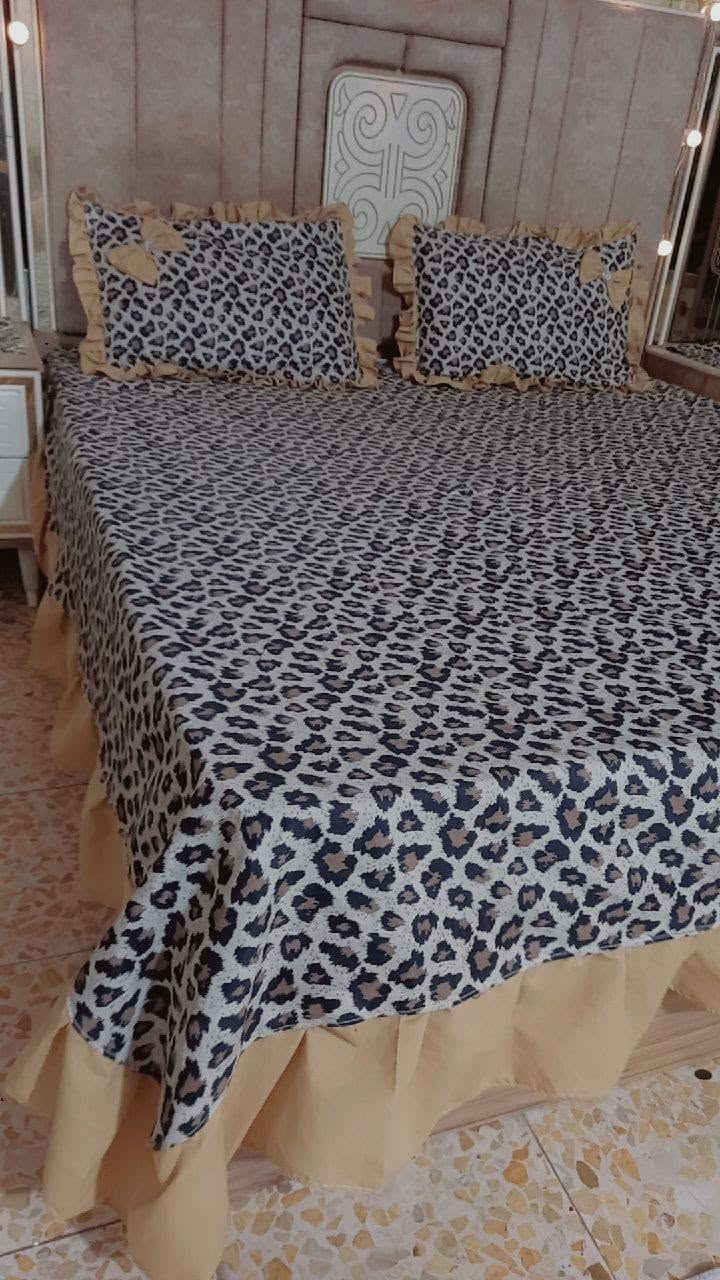 من رخصه  الادمن
خياطه نزلات حسب الطلب الاتصال على رقم ***********  واتساب اهلا وسهلا بلجميع

نص مكتوب في الصور:
- خلي غرفة نومج تحجي عن ذوقج! يتوفر خياطة فرشات السرير وجميع أنواع المفارش حسب الطلب مفارش للغرف، العرسان، الأطفال وجميع الأذواق للطلب والاستفسار راسلوني خاص والتفصيل حسب طلبج وذوقج مفارش الغرف مفارش العرسان مفارش الأطفال
- ٣٣:٧ م
- السعر 15