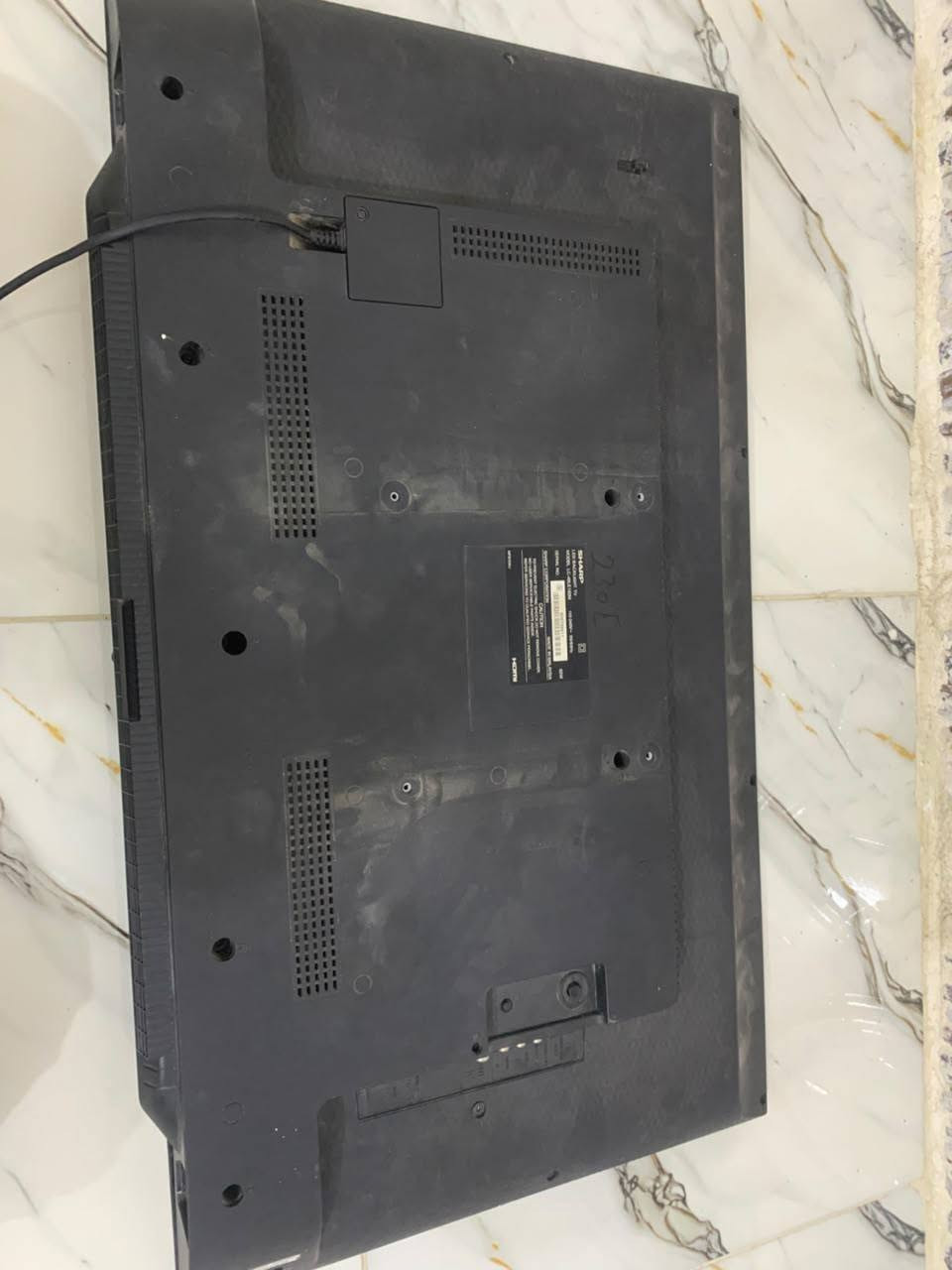 سلام عليكم شاشه نوع Sharp حجم 40 بمعدل تحديث ٦٠ و منفذ و  اتصال Usp و HDMI للتواصل و استفسار الاتصال على هذا الرقم : ***********
