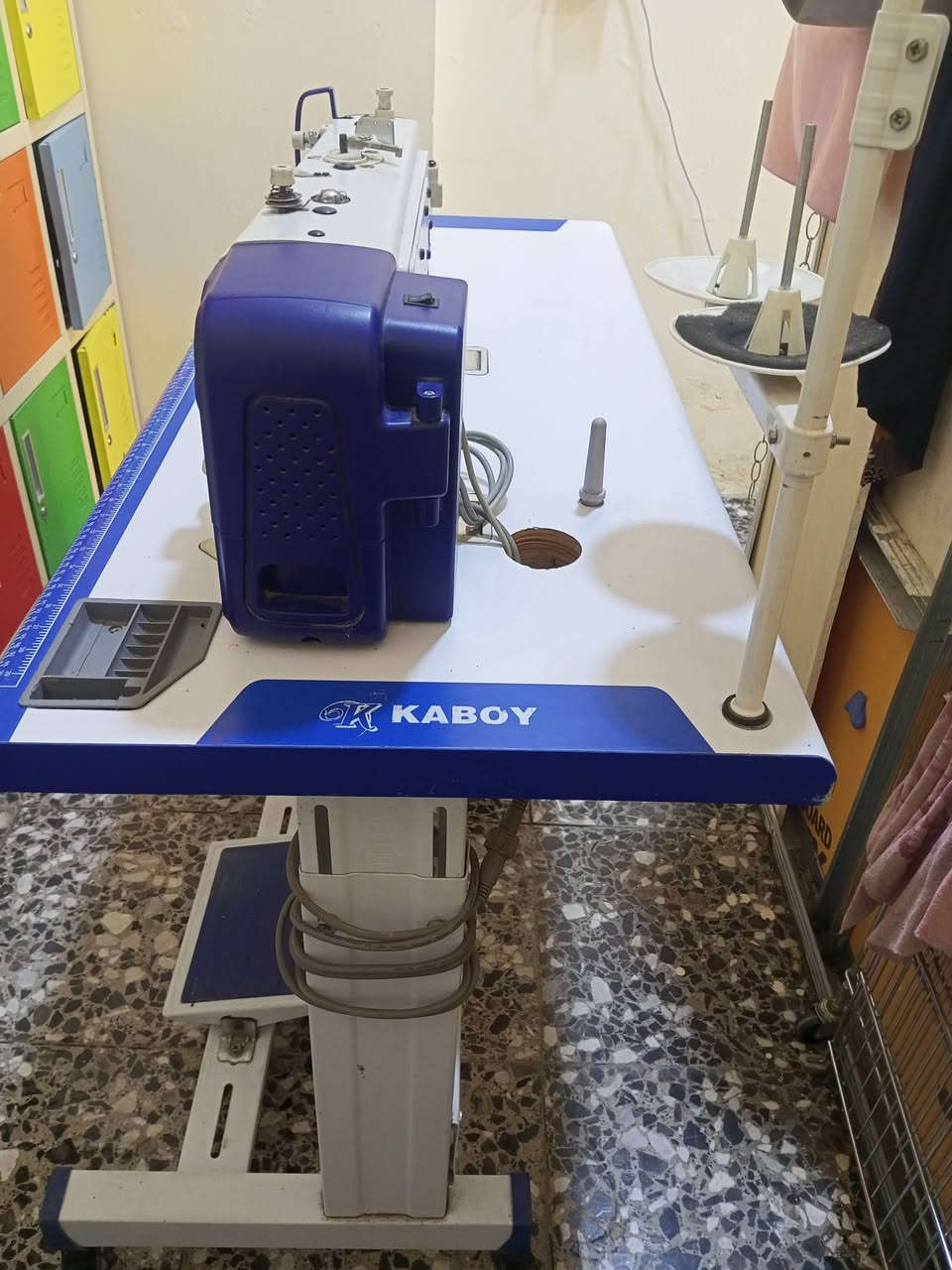 السلام وعليكم مكينه خياطه صناعي وكالة كابوي نظافتها ٩٠٪ مكينه فول قطع وتحكم سرعه وبيها بعد هواي شغلات تحكم من الشاشه السعر من الأخير 400 ألف مكاني بغداد البياع حي الشهداء رقم الهاتف ***********
