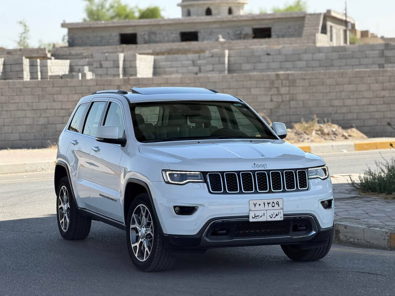 Jeep Grand Cherokee 2020 خليجي فول 1/1 - فئة / Limited Plus 
بانوراما، ويل 20 كروم، لايت عدسات LED، وحساسات امامية خلفية 
المحرك والميكانيك - وارد خليجي
•  المحرك: 3.6 لتر V6 Pentastar - 6 سلندر - 295 حصان 
•  الكير: اوتوماتيك 8 نمر ZF
•  الخليجي : راديتر تبريد اكبر، مروحة اقوى، فلتر هواء صحراوي، ودهن يتحمل حرارة
المواصفات الخارجية اللي مبينة بالصورة
•  سقف بانورامي يفتح بالكامل 
•  صندوق كهربائي يفتح بالقدم
•  لايتات زينون + LED نهاري + كشافات ضباب
•  ويل 20 انج كروم الماسي
•  دخول ذكي بصمة على 4 ابواب + تشغيل عن بعد
•  حساسات امامية وخلفية + كاميرا خلفية 
•  مرايا كهربائية بيها تدفئة وطي اوتو

داخلية الفول فول
•  المقاعد: جلد طبيعي لون بيج ، تدفئة وتبريد تدفئة ستيرن 
•  كهرباء: كراسي امامية كهرباء بذاكرة 8 اتجاهات، ستيرن كهرباء
•  الشاشات: شاشة كبيرة 8.4 انج Uconnect تدعم ابل كاربلاي واندرويد اوتو + شاشة عدادات 7 انج ملونة

انظمة الامان والرادارات 
•  رادار امامي + مانع تصادم اوتوماتيكي + مثبت سرعة متكيف
•  مراقبة النقطة العمياء + تنبيه حركة خلفية 
•  تحكم على المنحدرات Hill Descent Control
•  8 ايرباك، نظام ثبات ESP، مانع انزلاق، ABS، حساس ضغط اطارات، نظام تنبيه السائق
———
جامرلغ طرف سايق صبغ و ربع بونيد مصبوغ بدون دواخل
اي استفسار ***********
مكاني كركوك كركوك, العراق

