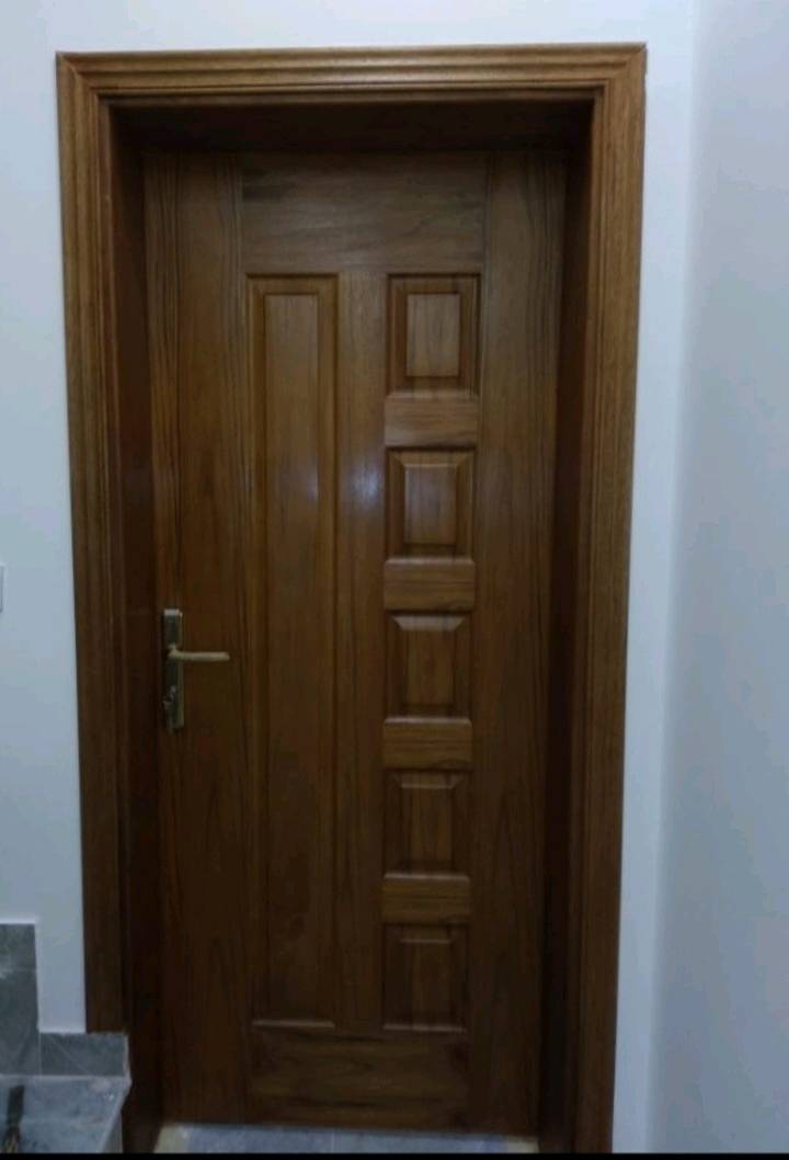 عمل ابواب درجة أولى بمواصفات عالية وتسليم الأبواب كاملة نجارة وصبغ وكيلون  السعر حسب نوع الخشب والمواصفات
شكد أسعار الأبواب بالتحديد؟ وهل السعر يشمل النجارة، الصبغ، الكيلون، والتركـيب لو كل وحدة إلها سعر؟: 
السعر للعمل كامل حسب المواصفات ونوع الخشب
شنو أنواع الخشب المتوفرة عندكم؟ وهل تسوّون حسب المقاس والطلب لو أكو موديلات جاهزة بس؟: 
نوع الخشب صاج وجاوي وجام حسب رغبة الزبون
شكد المقاسات المتوفرة للأبواب، وهل تگدرون تسوّون باب بمقاس خاص حسب فتحة البيت؟: 
كل المقاسات حسب الطلب
وين موقعكم بالضبط في العراق؟ وهل عندكم توصيل وتركيب داخل وخارج المحافظة؟: 
بغداد الكاظمية شارع المفيد
أكو ضمان على الشغل والصبغ والكيلون؟ وإذا اي، شكد مدته وشيسمل بالضبط؟: 
كيلون مواصفات جيدة حسب الطلب مع ضمان الجودة والصبغ درجة أولى 