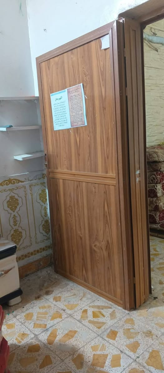 مواصفاته باب المنيوم تزگام دفتري (يتصفط عل حايط)  باب نضيف كلش مكلف بالنشر الرقم للتواصل واتساب فقط*********** السعر 175
