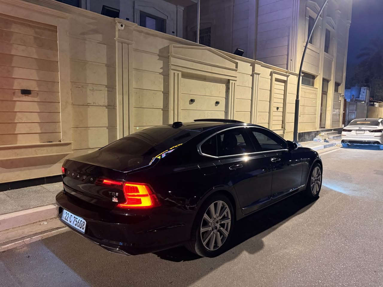 سلام عليكم للبيع فالفو S90 سياره على وضع الشركه كفاله عامه من كلشي سياره جديده بمعنى الكلمه فول موصفات 1/1 الأخير رقم أربيل سنويه 31 العنون البصره معقل السعر 175 الهاتف ***********
