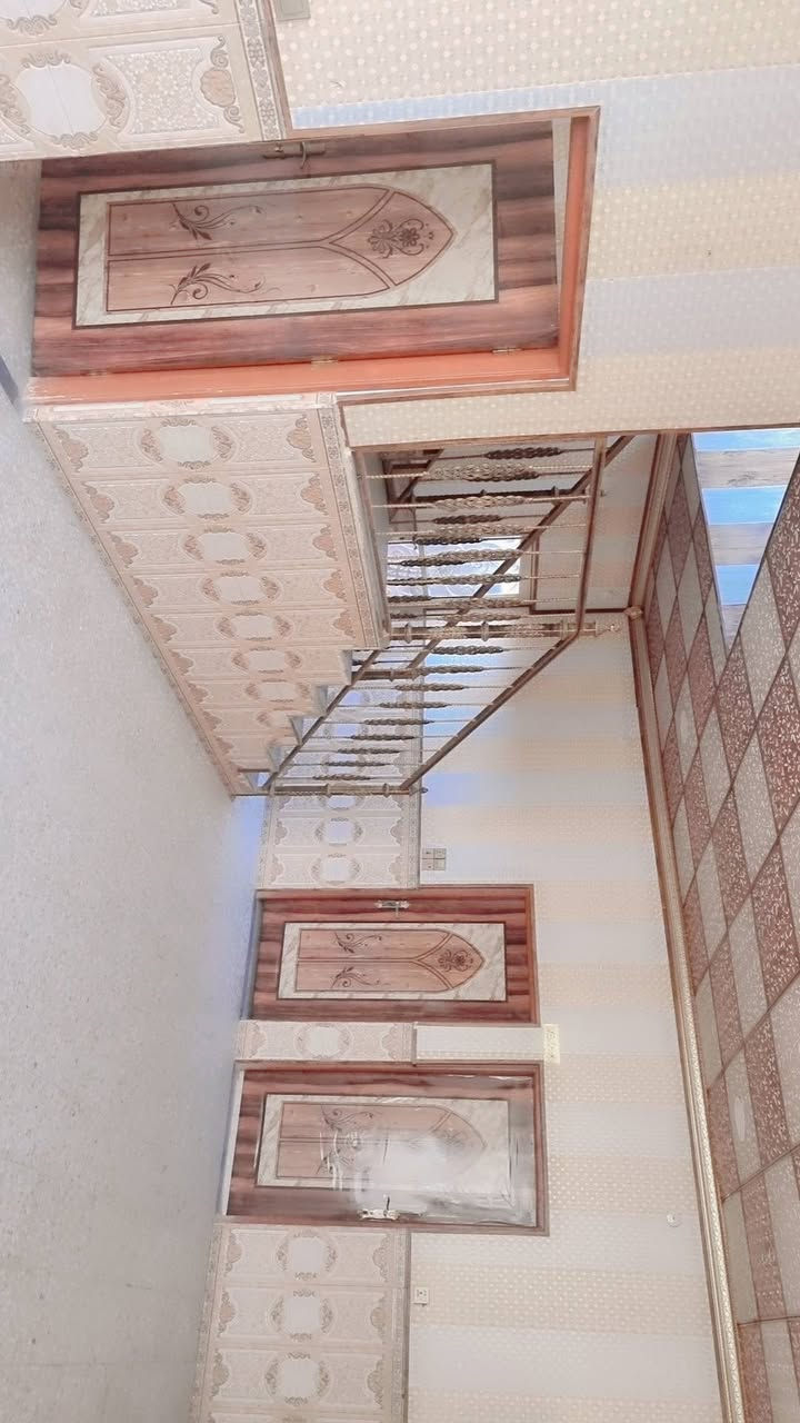 سلام عليكم بيت للبيع مساحة 160متر غرفتين وصاله واستقبال صحيات داخليه وخارجيه مي كهرباء كاشي الارضيه سيراميك تغليف جدران سقوف ثانويه كامل من كلشي الغرف قواطع كهرباء تبليط باب البيت العنوان البيت كوفه خلف مدرسه المستنصريه الاهليه يبعد عن الشارع حوالي 150متر تقريبا سند 25قرار محكمه مرقم البيت للطابو تفاصيل اكثر اتصل على الرقم ***********وات ساب بي
