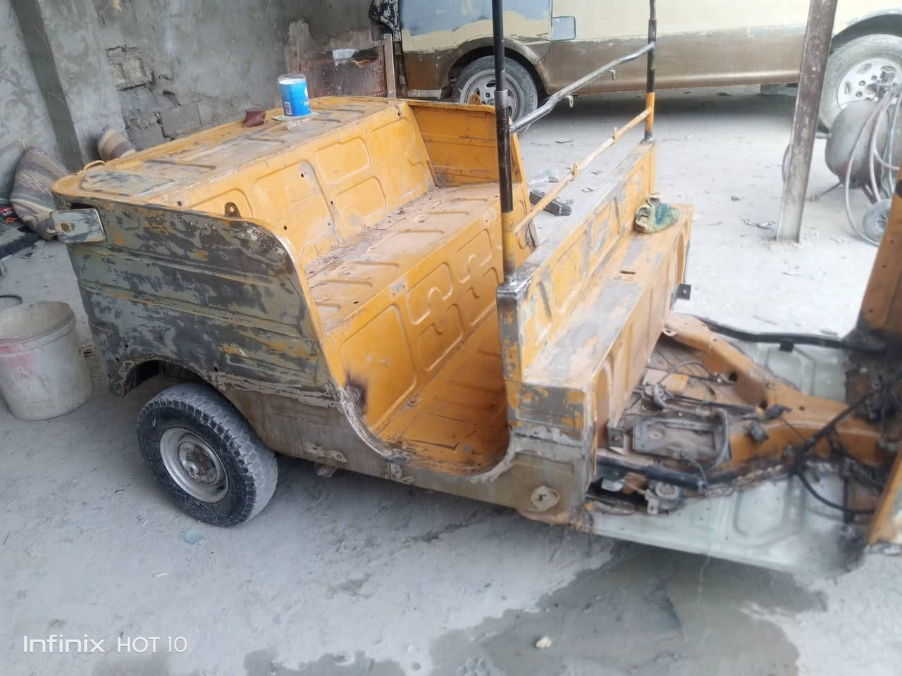 صبغ عام جميع التكاتك السعر 200الف بغداد الرصافه حي النصر كراج ابو حسين ***********

نص مكتوب في الصور:
- Infinix HOT 10