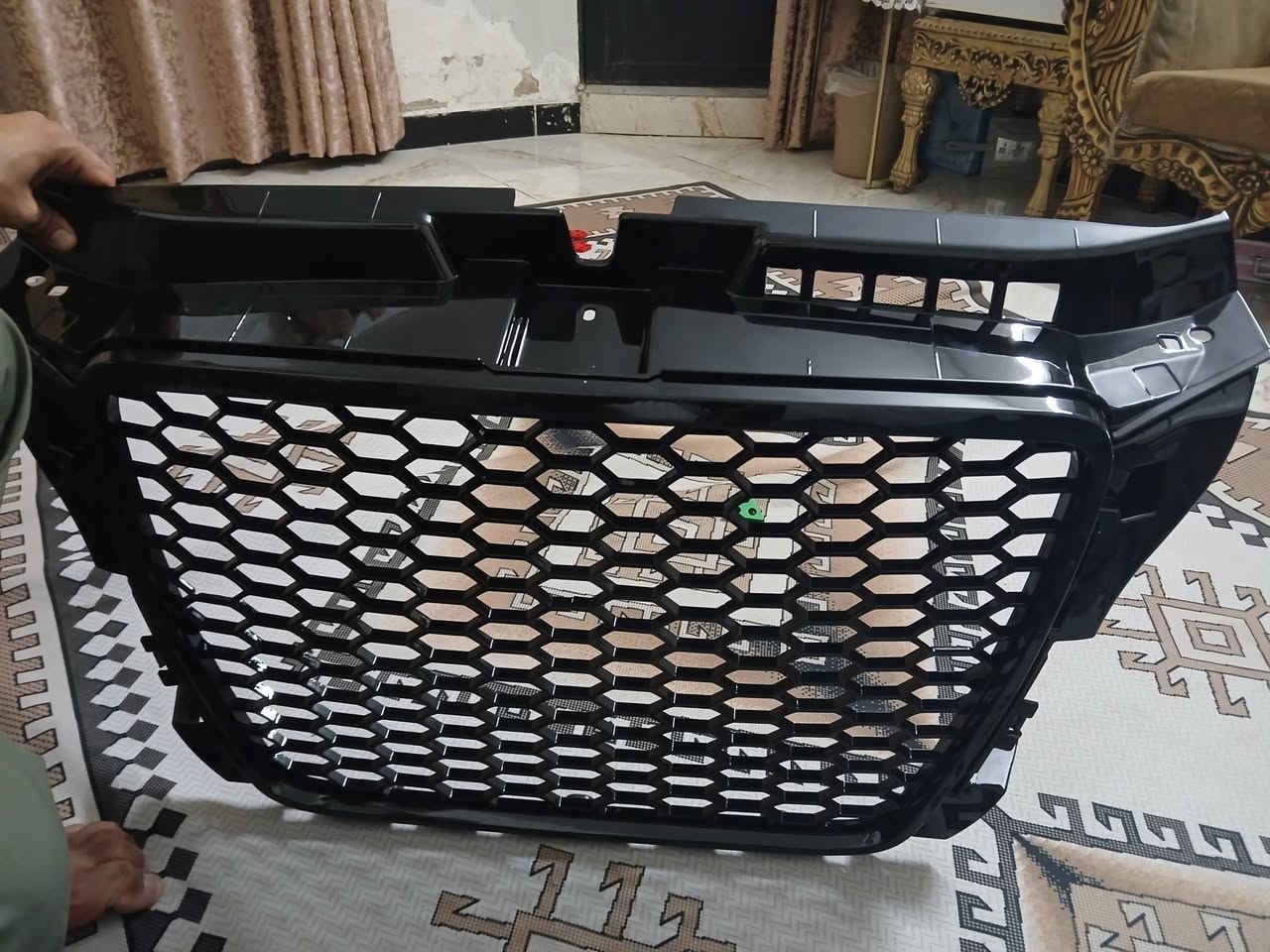 السلام عليكم 
شباك اودي للبيع امزون جديد بلكارتون ...***********...
السعر ٤٠
