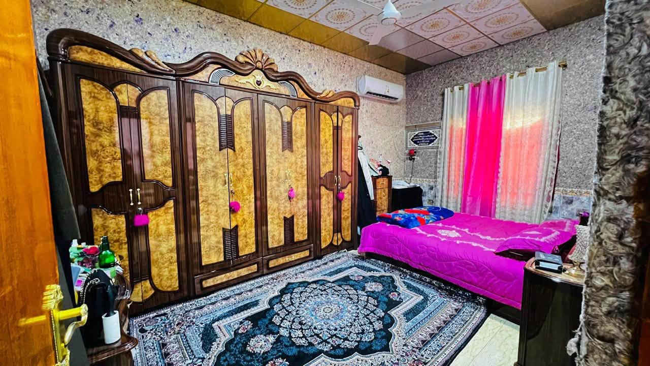 نظرا للوعود الكاذبة ، نعيد نشر البيت 
بيت للبيع مع مشتمل صغير طابو أسهم مقابل المستشفى التركي بالفرع  مساحته 315 م مسجل بدائرة التسجيل العقاري ويقع على شارعين ( دقيقتين يبعد عن باب المستشفى )
مواصفات البيت @
1- بناء حديث كونكريت والارضية صب مسلح اضافة الى الكاشي
2- غرف عدد ثلاثة 5*4 م
3- استقبال 6*4 م
4- مطبخ حار وبارد 7*4 م 
5- هول 11*4 م 
6- ديكورات وسقوف ثانويه وصبغ وسيراميك
7- لبخ من الخارج والاطراف
8- كراج للسياره 9 *6 م
9-كاميرات مراقبه وخط مولد مع كافة الخدمات في المنطقة 
10 - صحيات داخليه و خارجيه وتواليت شرقي وغربي 
11 - مناور على طول البيت 
 السعر 210 مع المجال بالاضافه الى الكثير من المواصفات التى لم اذكرها
***********
