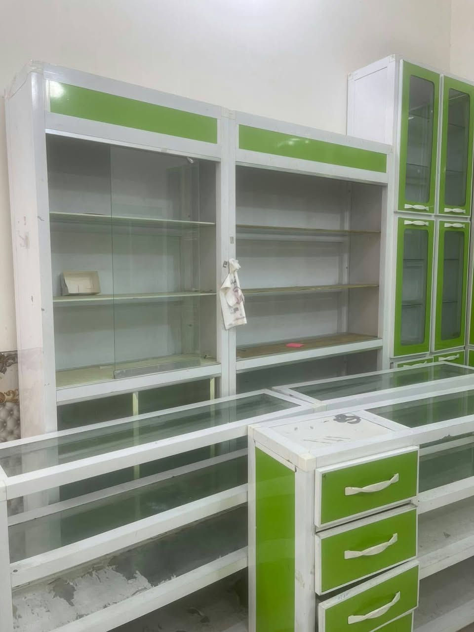 باترينات صيدليه جديده للبيع
السعر مليون وبي مجال مكان  بغداد التاجي الشراي تعال خاص نطيك رقم
