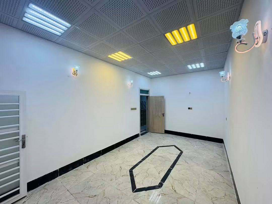 سلام عليكم بيت البيع ١٠٠ متر طابق ونص النجف حي النداء مقابيل الأميرات الأولى على شارع 20 قريب عله شارع المجمعات
تفاصيل العقار طابو صرف📜
‏طابوك جمهوري 🧱
صب كونكريت شغل 
درجة أولى مال جناي
‏تصميم البيت يتكون 
طابق الأرضي🏠
‏استقبال صالة مفتوحة المطبخ غرفة صحيات داخلية وخارجية منور
‏طابق الثاني🏡
‏ غرفة واحدة صالة صحيات سطح فرشي 
سعر البيت ٩٥ مليون وبي مجال 💵
يوجد فيديو للبيت الاستفسار واتساب 
***********
***********
***********
مكتب آمال الشرق للاستثمار العقاري
سلام عليكم بيت البيع ١٠٠ متر طابق ونص النجف حي النداء مقابيل الأميرات الأولى على شارع 20 قريب عله شارع المجمعات
