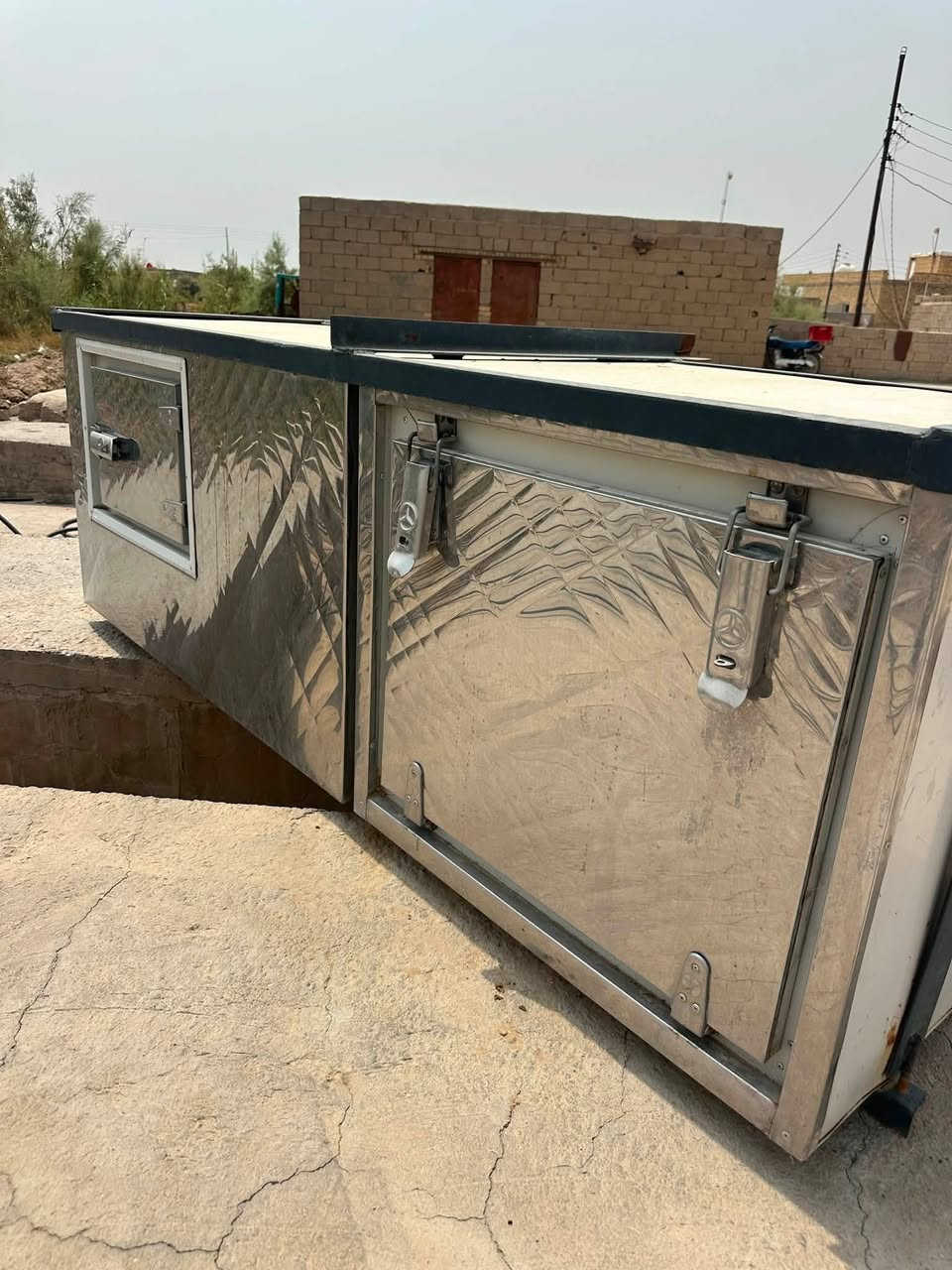 السلام عليكم صندوك وثلاجه للبيع العرض 2 متر والارتفاع 70 والطول 72cm جدد كلش للاستفسار *********** فقط شراي يتصل يرحم والديكم عنوان ميسان
