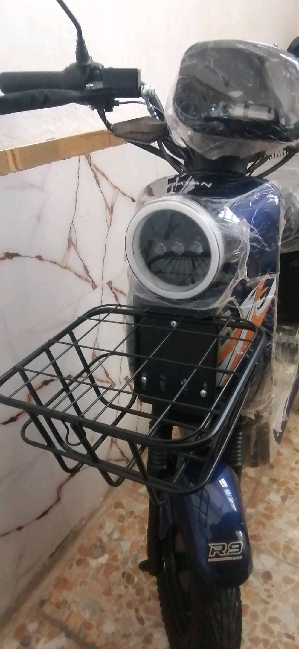 للبيع او مراوس ماكس او فراشه دراجة شحنR9 جديد كلش 5 بطاريات نضام R رجوع للخلف 3 نمر نضام امان سرقه بيها.. بصمه عدد 2 وكارت عدد 2 وسويج عدد 2 الشحنه الوحده تمشيك 50 كيلو سرعه 80 حقيقي شركه الريان الأصلي اشتريتها 750 ورايدها 675وبيها مجال الشراي يراسلني خاص عنوان الديوانية قرب منجل علويه