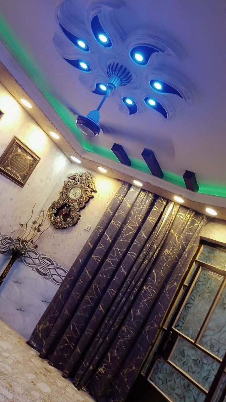 بيت المساحه ١٠٠ م شارع محمد الصافي زراعي يحتوي على استقبال وصاله وغرفه نوم ومنور داخلي  وصحيات خارجيه
وداخليه  والطابق الثاني يحتوي على صاله وغرفه  وصحيات سويت كامل البيت بناء جديد السعر130وبيه مجال  للأستفسار واتس اب على الرقم ***********
ا

