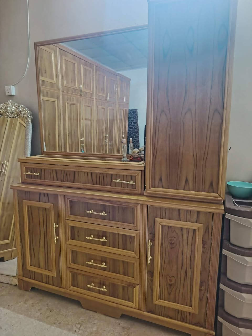 غرفه خشاب جديده صارلها شهر من فصلتها خدش مابيها
سعر مليون و600 
استفسار ***********
