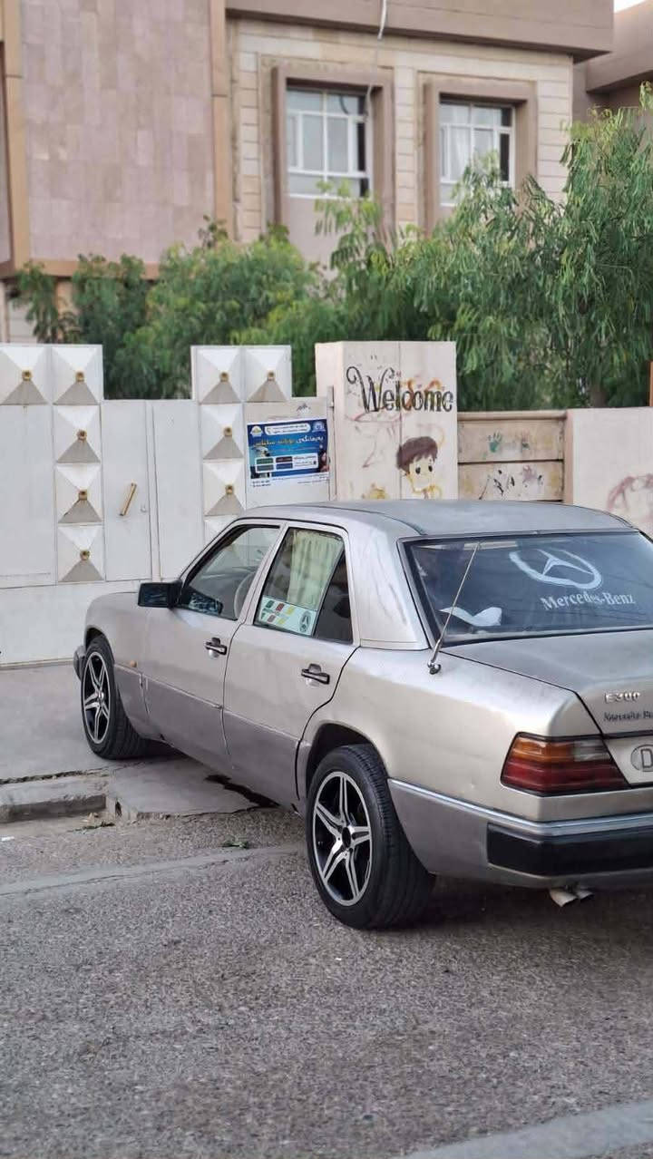 سڵاوی خواتان لێبێ
مارسیدس مۆدیل 1993 ئارم پلاستیک هەولێر

4تایەی و 4ویلی لۆکی سپۆرتی لەژێرە 

مەکینە فیفیتی گێڕ تۆماتیکە پاوەرە 

تەبریتی هەموی پێوەیە بەس کۆمپلێسەری ئەوێ

گێڕومەکینەی  و ئەکسڵی بەشەرتی هەزار فیتەر

ناو زەردە چوار جام کارەبایە ناوی زۆرجوانە

کارەبای و گێچ و لایت و هەموی مەزبوت 

نوکە دەری لێدراوی نیە پێش و دوای کەپس

سەیارەکە بۆیاخی  کاڵ بونەوەی هەیە 

یەک دینار مەسروفی نیە سەیارەکە 

بۆ گۆڕینۆ و فرۆشتن سعری ( 30 مەعمەیەکەم )

موشتەری نیت سەری خۆت و منیش مەیەشێنە 

زانیاری کاملم نوسیە پرسیار مەکەن لەکۆمێدا 

شوێن کەلار .. ڕزگاری 

چات بنێرە بجوکیت دەکەم  "ئەوەش ڕەقەم ***********
