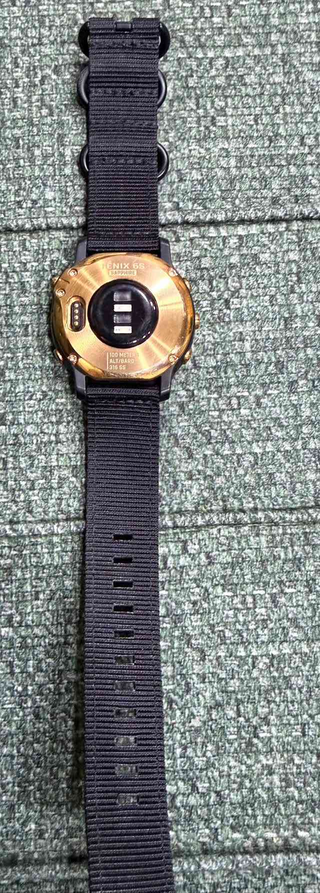 ساعة Garmin Fenix 6S Sapphire
السعر 200 الف مع كيبل نوع Type c لون ذهبي Golden ذهبي مع سير كتان اسود 

الإصدار المدمج والفاخر ضمن سلسلة Fenix 6، والمصممة بحجم أصغر يناسب المعاصم المتوسطة والنحيفة مع شاشة محمية بزجاج الياقوت (Sapphire) المقاوم للخدش.

المواصفات التقنية والتصميم
 أبعاد الهيكل: 42 × 42 × 13.8 مم.
 الوزن: 61 غراماً (الهيكل مع حزام السيلكون).
 حجم الشاشة: 1.2 بوصة (قطر 30.4 مم) بدقة 240 × 240 بكسل.
 نوع الشاشة: شاشة ملونة مرئية تحت أشعة الشمس (MIP - Memory-in-Pixel).
 عدسة الشاشة: زجاج كريستال الياقوت المقاوم للخدش (Sapphire Crystal).
 الإطار والظهر: إطار من الفولاذ المقاوم للصدأ (Stainless Steel) أو الفولاذ المطلي بتقنية DLC، مع غطاء خلفي معدني.
 عرض الحزام: QuickFit مقاس 20 مم.
 مقاومة الماء: 10 ATM (حتى عمق 100 متر).
 السعة التخزينية: 32 جيجابايت.

الأجهزة والاستشعار والملاحة
 أنظمة الملاحة: دعم ثلاثي لأنظمة GPS و GLONASS و Galileo.
 المستشعرات:
 مستشعر نبضات القلب من المعصم (Garmin Elevate).
 مقياس أكسجين الدم (Pulse Ox).
 بوصلة ثلاثية المحاور ومقياس ارتفاع بارومتري (Barometric Altimeter).
 مقياس تسارع (Accelerometer) وميزان حرارة (Thermometer).
 الخرائط: خرائط TopoActive للملاحة، وخرائط مدعمة لأكثر من 2000 منتجع تزلج وملاعب الجولف عالمياً.
الميزات الذكية والرياضية
 تخزين الموسيقى: تتسع لنحو 2000 أغنية مع دعم التطبيقات مثل Spotify وDeezer وإمكانية الاستماع عبر سماعات Bluetooth.
 الدفع الإلكتروني: دعم خدمة Garmin Pay للدفع اللاتلامسي.
 ميزات التدريب Advanced Training:
 مؤشر PacePro لإدارة وتوزيع الجهد أثناء الركض.
 قياس الأداء المتقدم (VO2 Max، حالة التدريب Training Status، الحمل التدريبي).
 ميزة Body Battery لمراقبة مستويات طاقة الجسم.
 مراقبة الجودة والنوم والإجهاد والتنفس.
