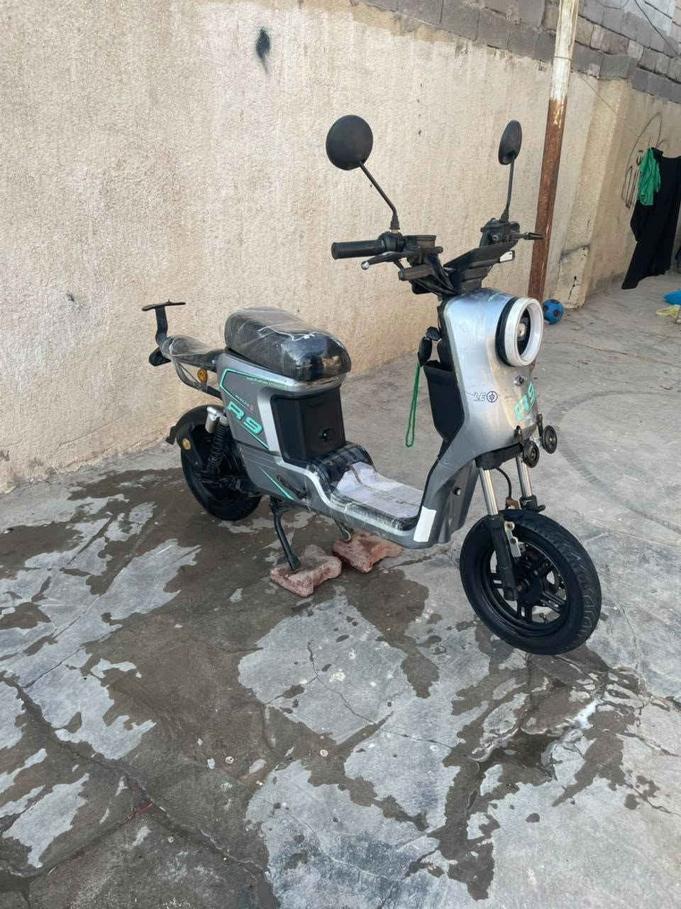 سلام عليكم دراجة R9 جديدة موديل 25 بطاريات جدد دراجة نضيفه سعر 275 وبيها مجال الرقم *********** المكان البصره زبير
