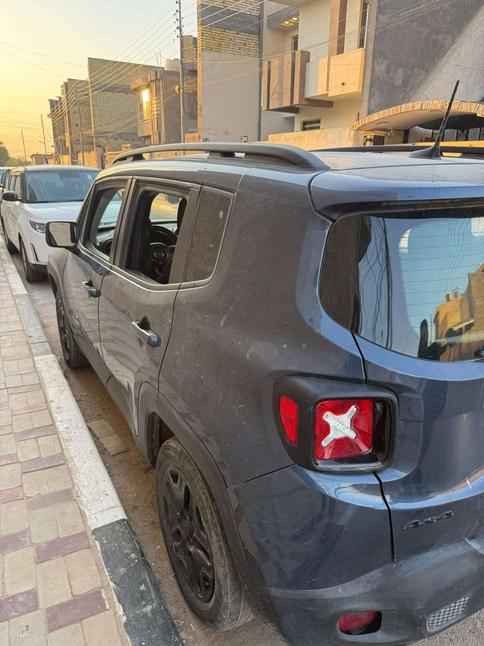 سلام عليكم
جيب رينكيد موديل 20 
السيارة باسمي 
محرك 2400
ماشية 80 ميل 
مكان السيارة كربلاء 
الحادث فقط جاملغات مبدلة بدون ارباك 
 رايدها 105 
نقصها فريز 
***********
