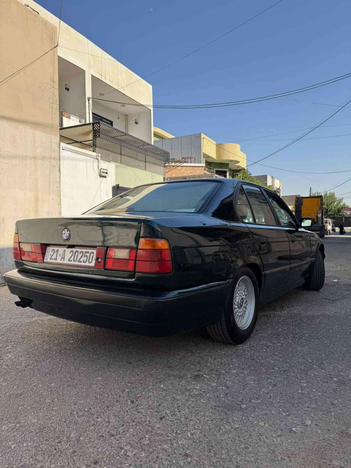 سلام عليكم للبيع BMW موديل ١٩٩٢
مكينه بلاد ٥٢٥ بلادي اوتوماتيك
رقم سليمانيه سنويه جديد دفتر بانزين بيها
صبغ عام جماليه بدون ظربه لون زيتوني 
بدون نقص سياره جديد
مكان كركوك بدون مراوسه فقط بيع 
***********
سعر ٧٥ بيها مجال بسيط
