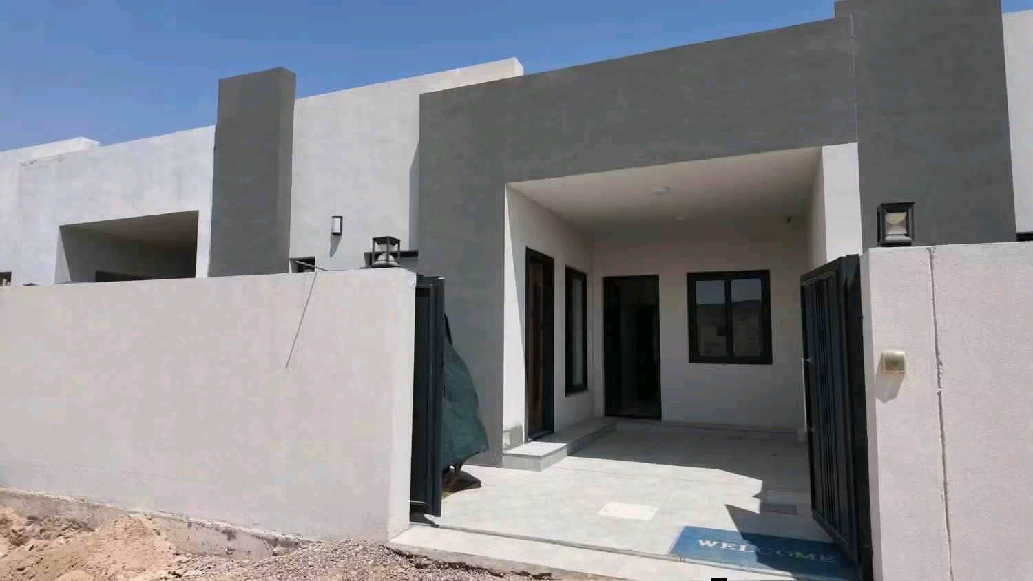 ✨فرصة مميزة للسكن أو الاستثمار في مجمع نيروز السكني✨ 

📍 دار للبيع في مجمع نيروز السكني
🔹 المساحة: 160م² 
💰 السعر الكلي: 153 مليون دينار
✅ الواصل: 48 مليون دينار 
🗒️تفاصيل الدار : يحتوي الدار على طابقين غرفة في الطابق الأرضي و غرفة في الطابق الأول و حمام و صالة و استقبال و مطبخ و كراج و حديقة داخل المنزل.   

🚩موقع المجمع : شارع نجف كربلاء عمود 110  مجاور علوة النجف 

📩 للاستفسار والحجز: راسلنا عبر الصفحة أو عبر الواتساب:
📞 ***********
📞***********