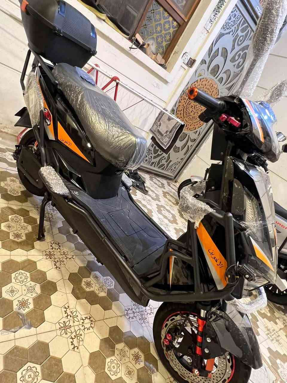 السلام عليكم
دراجه شركة الاخوين 🛵سكنس فحــــل
موديل2026
موطور بالكارتون جديد
(اخو الزيروو مستخدم 25يوم فقط مكفول حتى من الشخط ...)
(بطاريات عدد 6 على فحص ) 
فول مواصفات ملف(4000W)
(نظام  R) (نظام P)
(مخرج شحن USP) 
(سرعة 122حقيقي) (سرع 4)
(سويجات 2+بصمات2+كرتات2+سويجات جنطه خلفيه2)
(مثبت سرعة) 
أناره محيطيه متغيرة الألوان امامي خلفي 
لايت زنون عالي ناصي 
دبلات امامي خلفي رياضيه +ويل امامي رياضي+يدات بريك رياضي 
سماعة بلاتوث بلادي 
جنطه خلفيه بلاديه
اشاير يمنة يسرة دبل اشارة
السعر775الف  وبي مجال 
الموقع داخل الرمادي 
الاستفسار :***********
