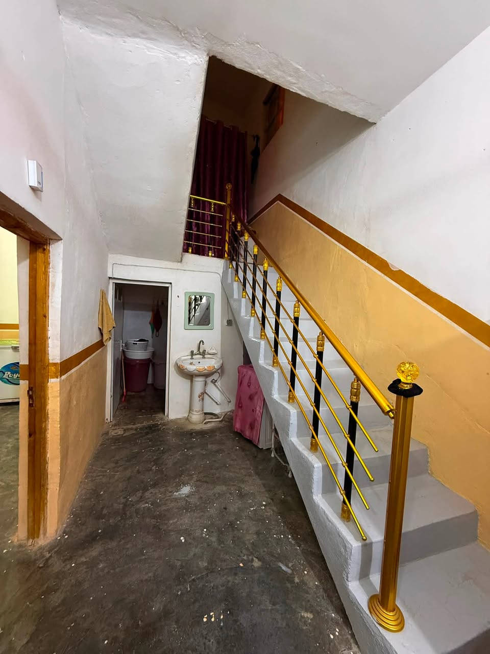 دار سكن للبيع جلولاء دور الضباط قرب اسواق سوران 

يحتوي الدار على استقبال 6*4 وغرفتين نوم 4*4 ومجمع درج ومطبخ حمام داخلي وصحيات خارجية وكراج سيارة 

المساحة 200 متر 
السعر 69 بي مجال 

للاستفسار ***********
